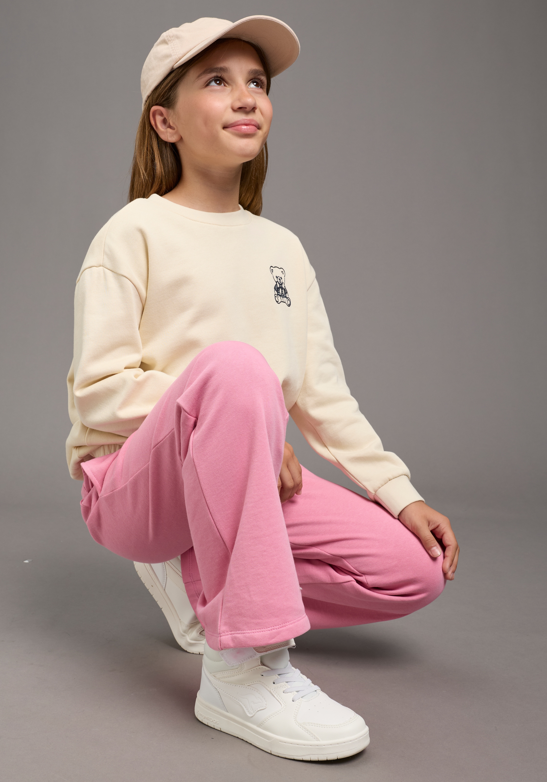 KIDSWORLD Sweatshirt »Modisches Sweatshirt mit Bär-Stickerei«, Sweat mit süßem Bär, kuschelig weich angeraute Qualität
