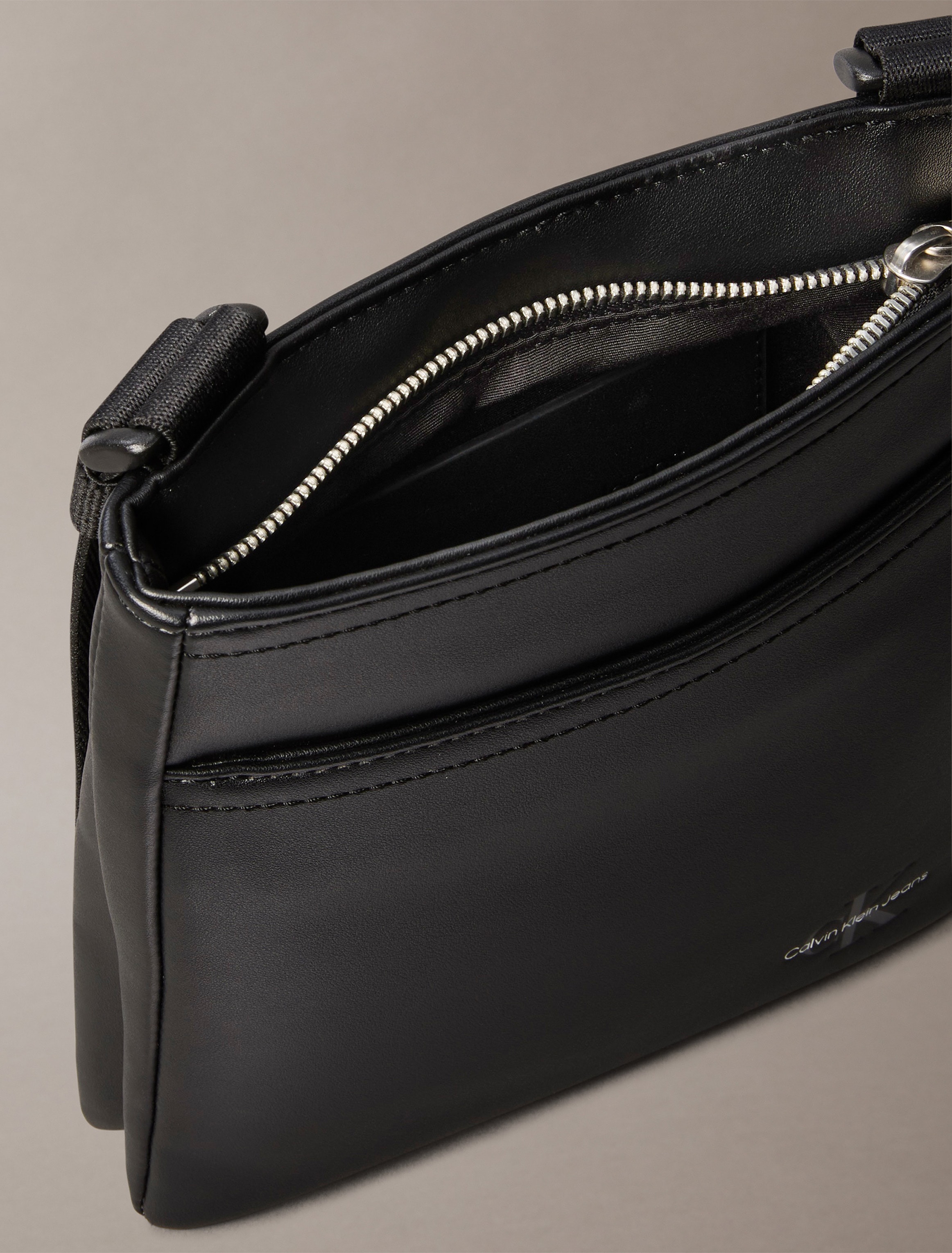 Calvin Klein Jeans Messenger Bag »MONO LOGO FLAT PACK 18«, Herren-Umhängetasche, Schultertasche, CrossBody Bag mit Logo