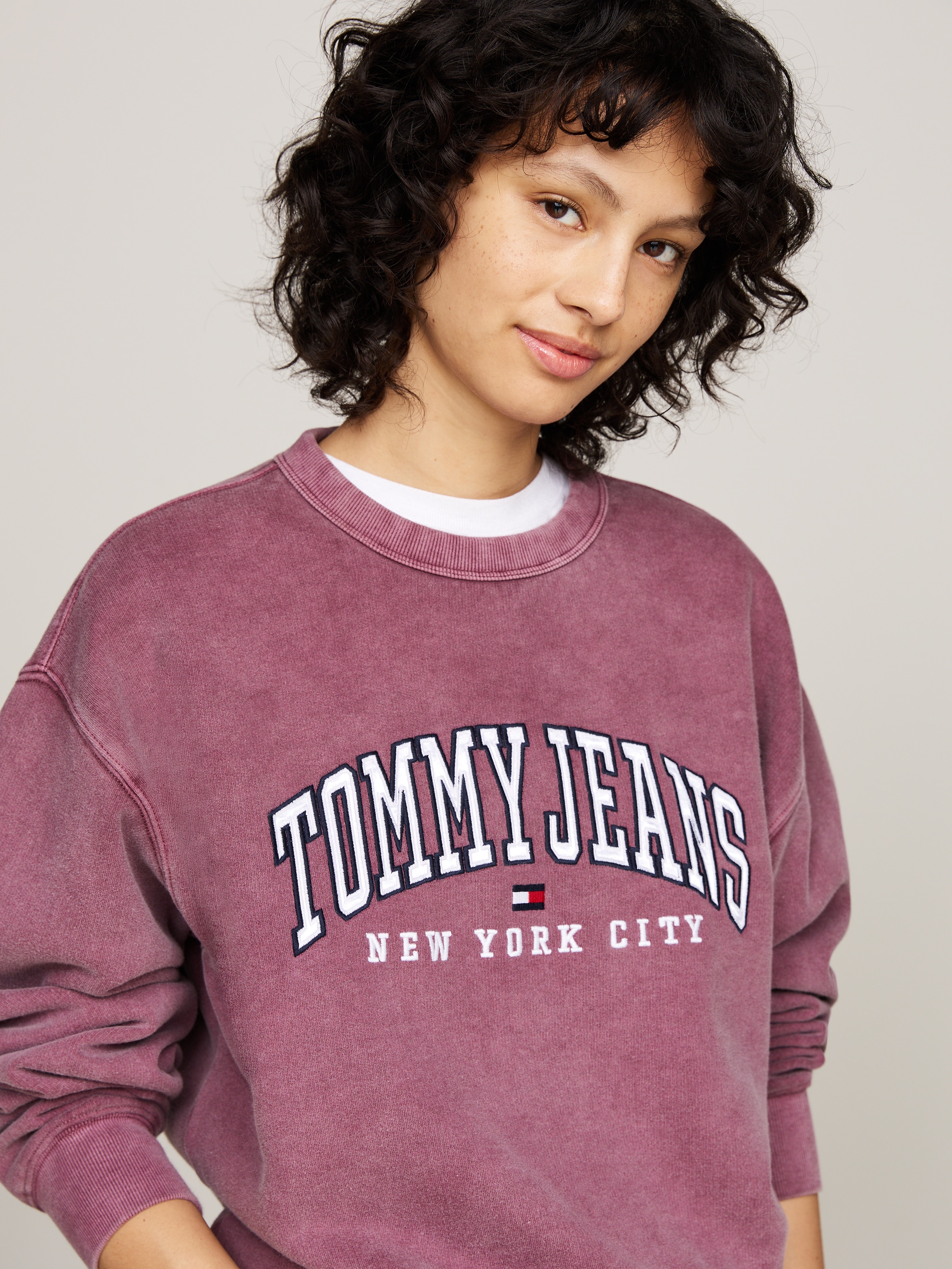 Tommy Jeans Sweatshirt "TJW RLX VARSITY CREW", mit Washed-Effekt, großem Lo günstig online kaufen