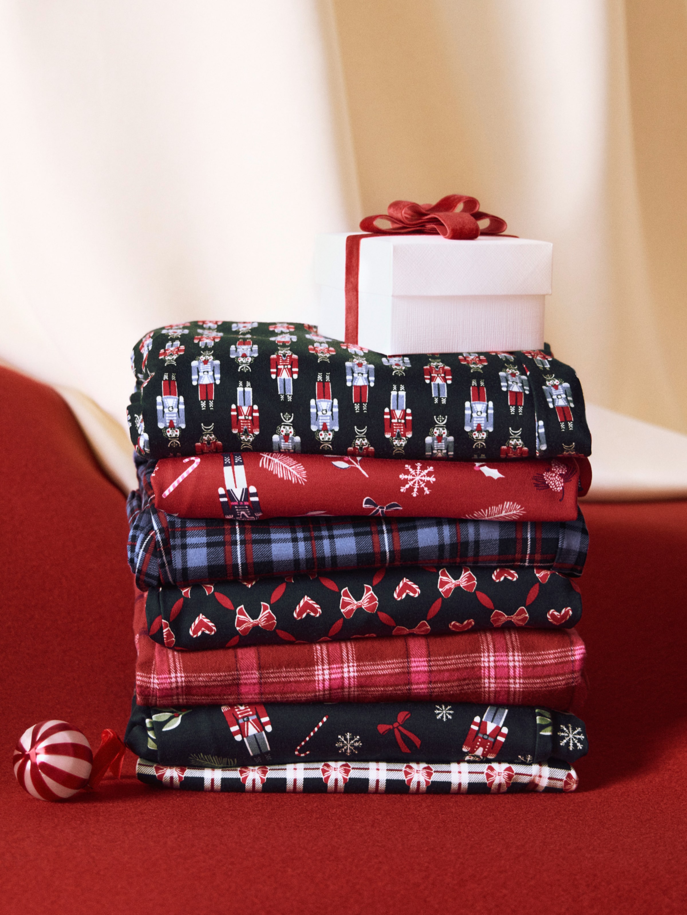 CALIDA Schlafanzug »Family & Friends« 2 tlg. Langarm, Rundhalsausschnitt, Weihnachts-Motive