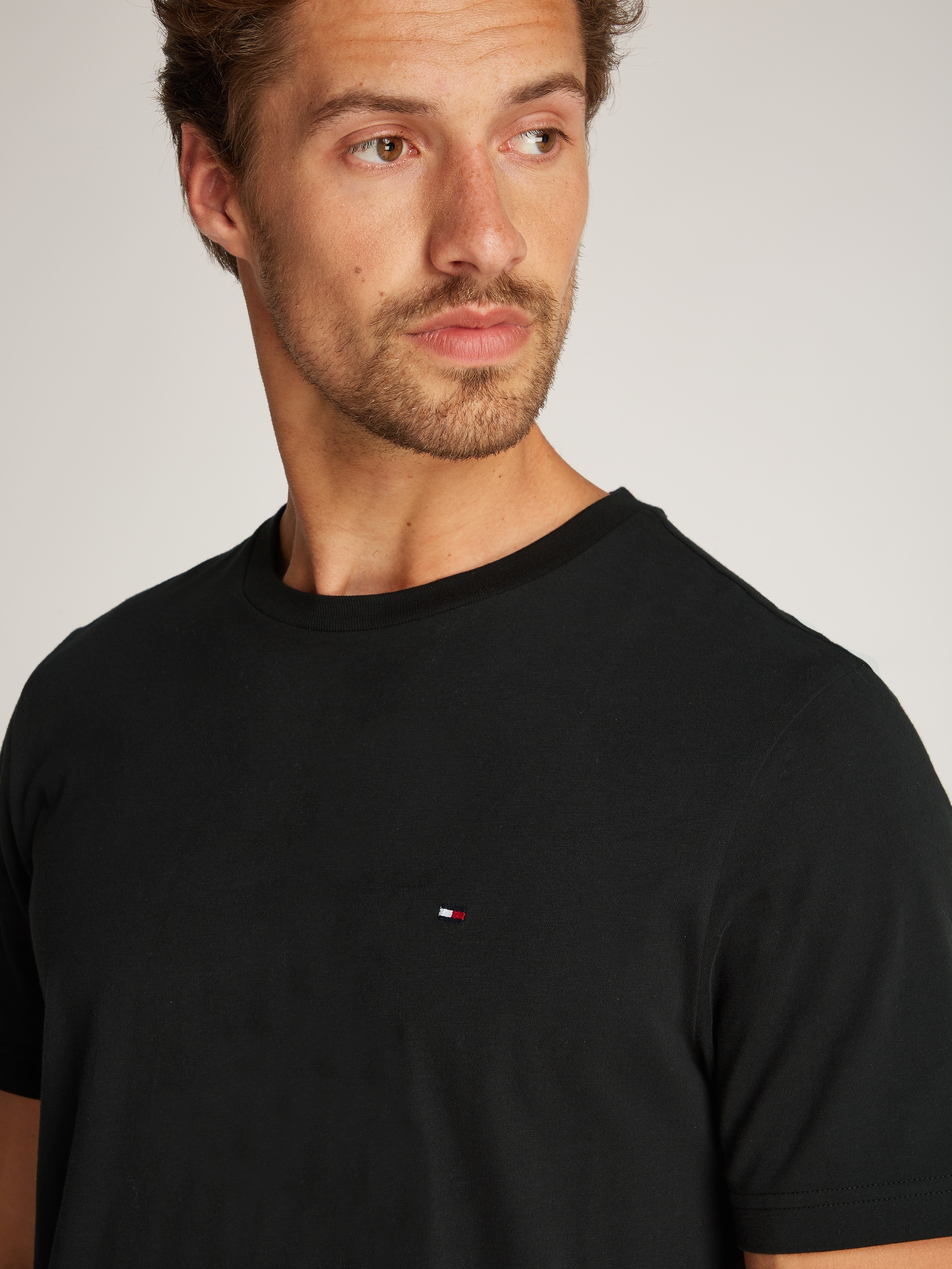 Tommy Hilfiger T-Shirt »ESSENTIAL REG FIT SOLID TEE«, mit Rundhalsausschnitt