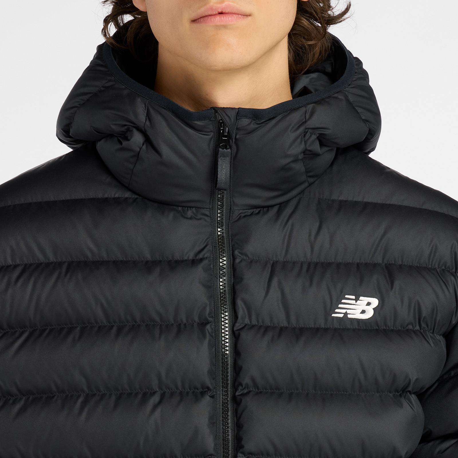 Thumbnail - New Balance Steppjacke "Hooded Puffer Jacket BLACK" mit Kapuze Warm gefütterte Übergangsjacke und Winterjacke