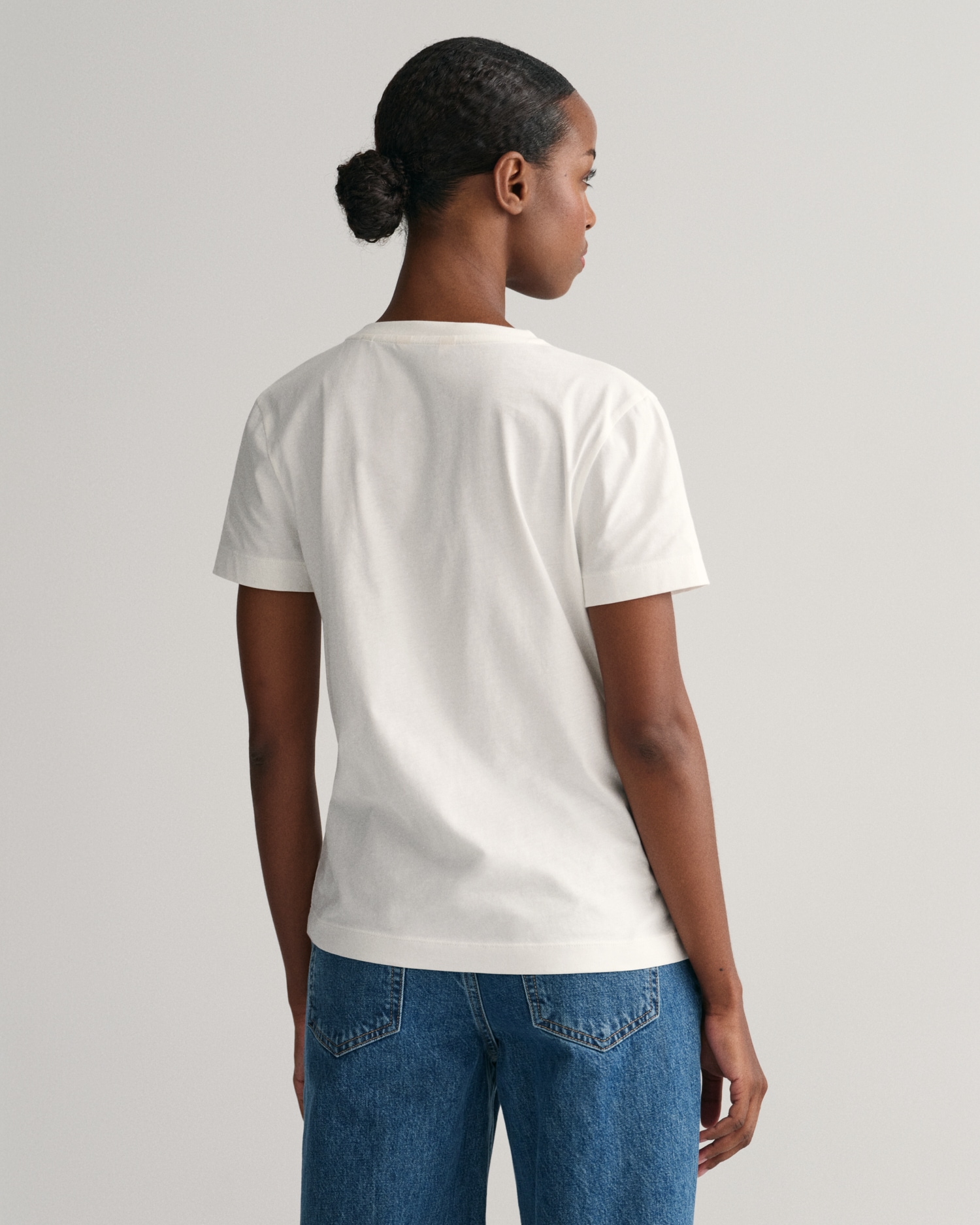 Gant T-Shirt »REG SHIELD KA V-NECK T-SHIRT«, mit einer kleinen Logostickerei auf der Brust