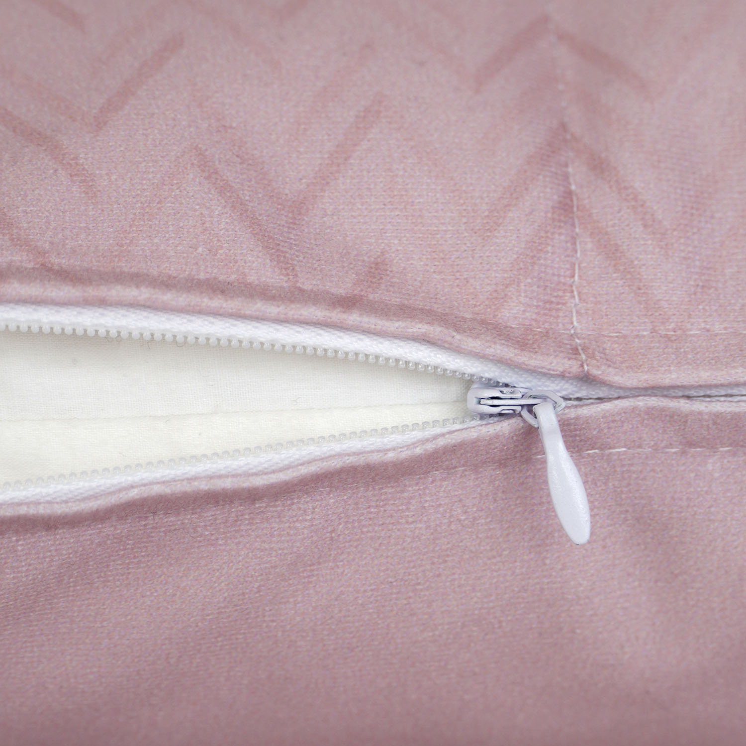 Thumbnail - queence Dekokissen "Brandon" mit einem österlichen Schriftzug