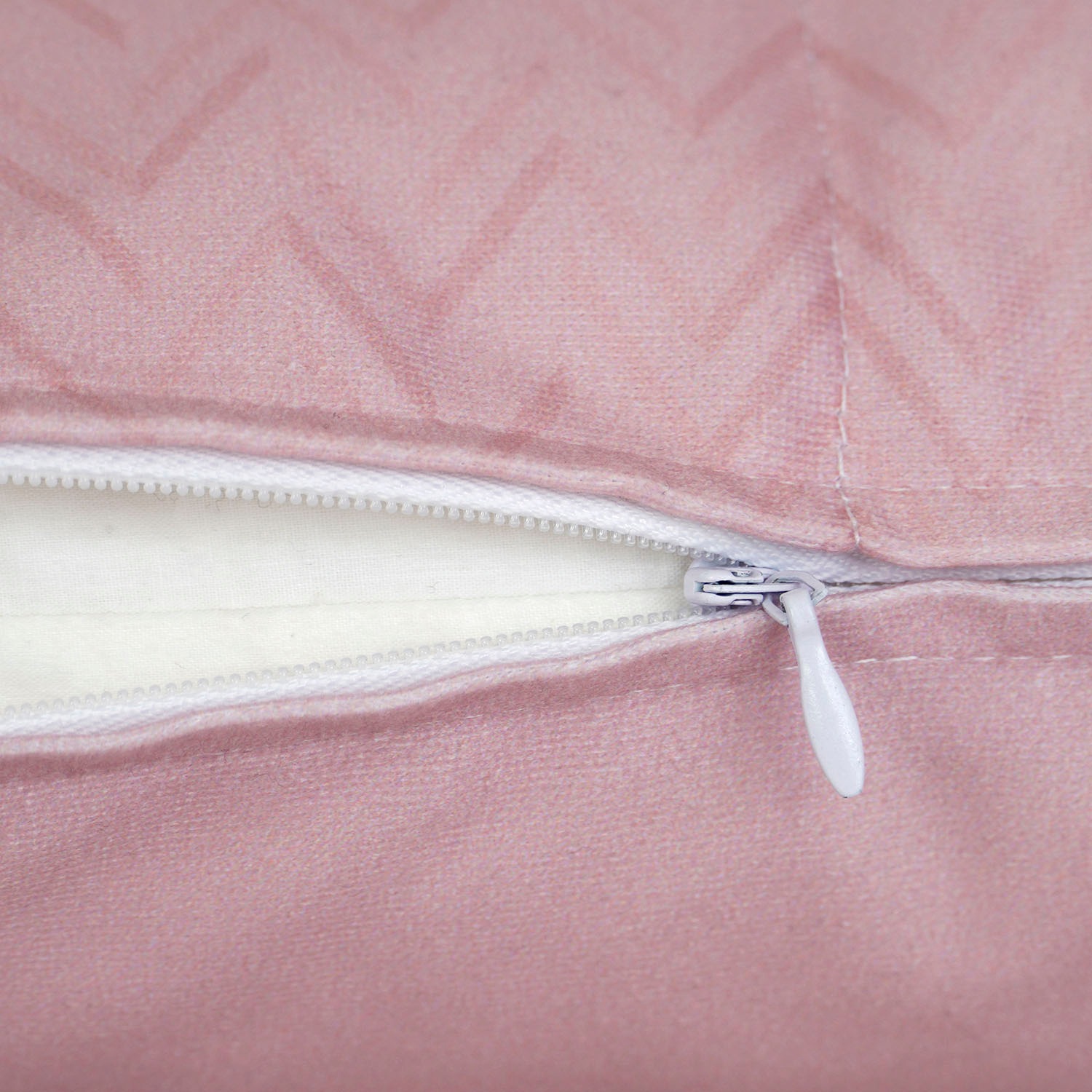 Thumbnail - queence Dekokissen "Jona" mit einem süßen Eichhörnchen