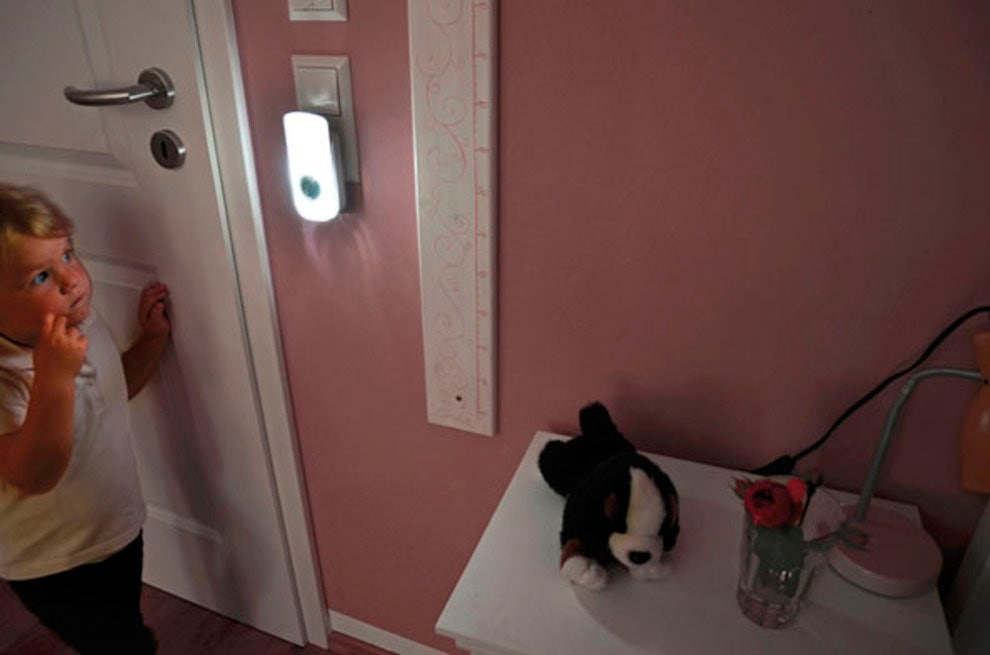 Brennenstuhl LED Nachtlicht, mit Infrarot Bewegungsmelder, inkl. abnehmbarer Taschenlampe
