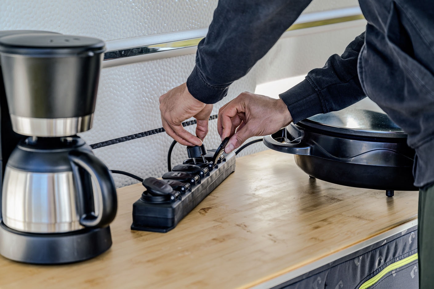 Brennenstuhl Steckdosenleiste »Steckdosenverteiler 6-fach« 6-fach (Klappendeckel | Tragegriff Kabellänge 2 m)