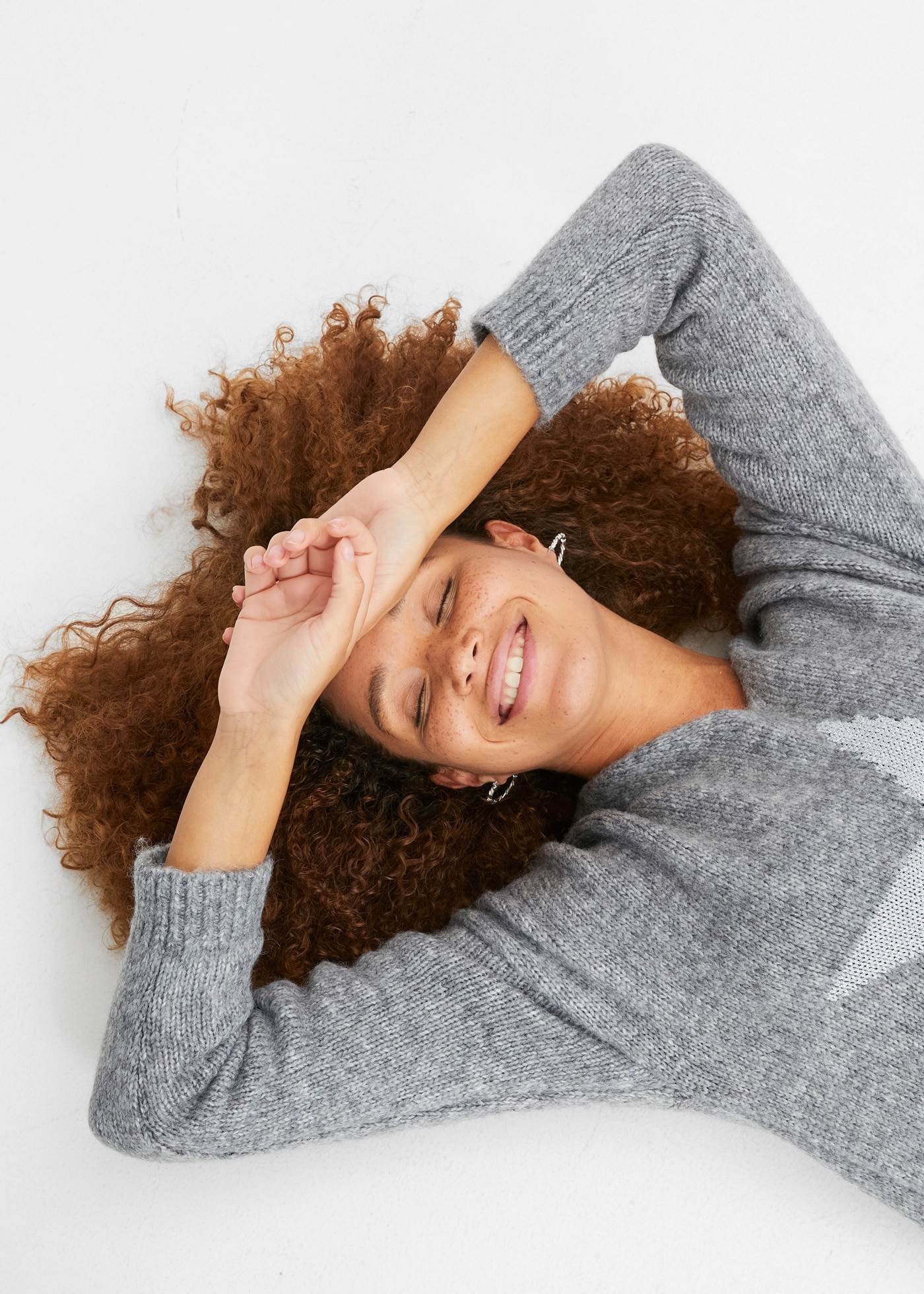 bonprix Strickpullover »Pullover mit Stern« mit metallisierten Fasern, mit Stern-Design, Oversize Passform
