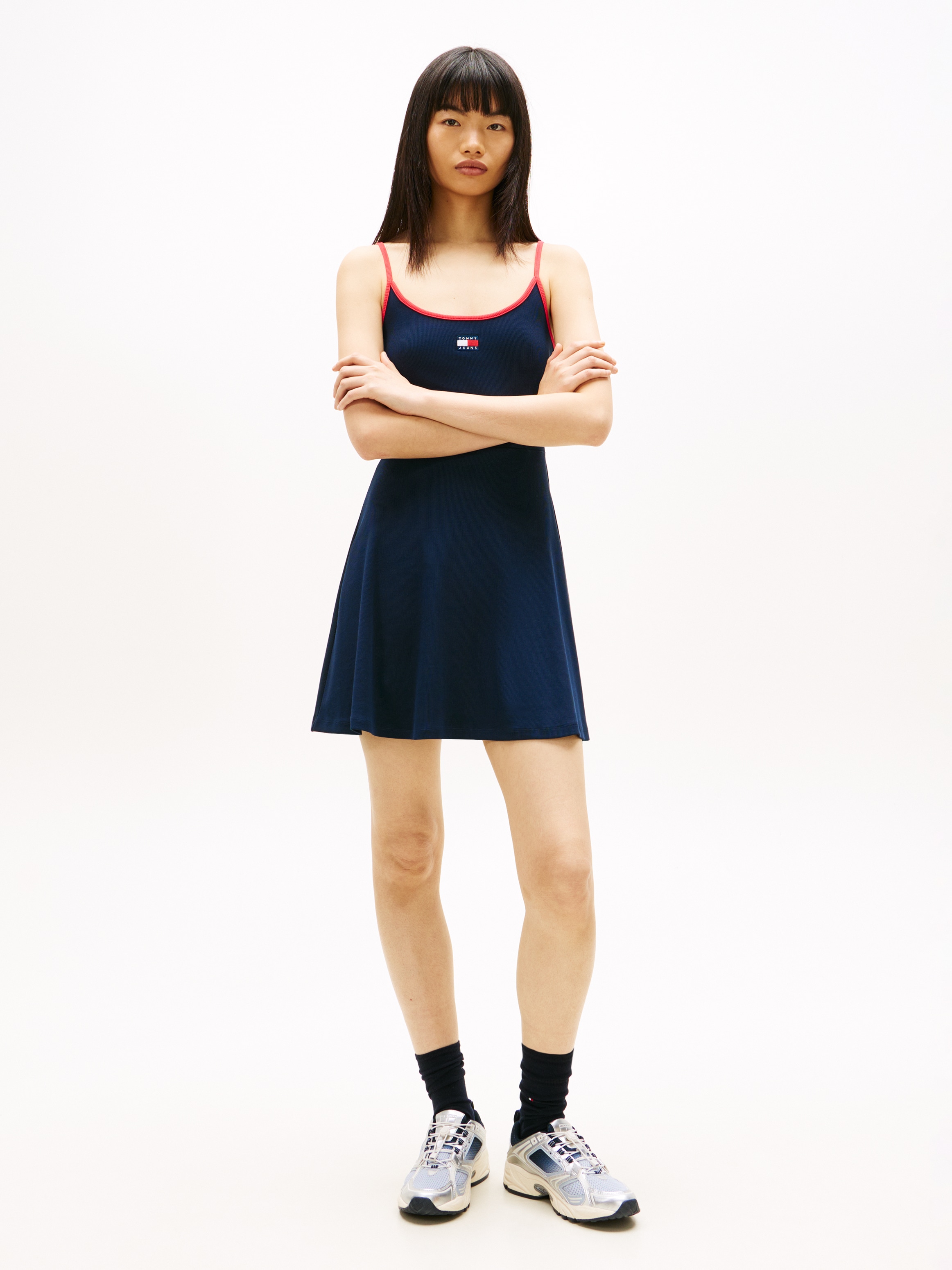 Tommy Jeans Spaghettikleid »TJW F&F STRAPPY BADGE DRESS« Fit and Flare, gerippt, mit Kontrastdetails
