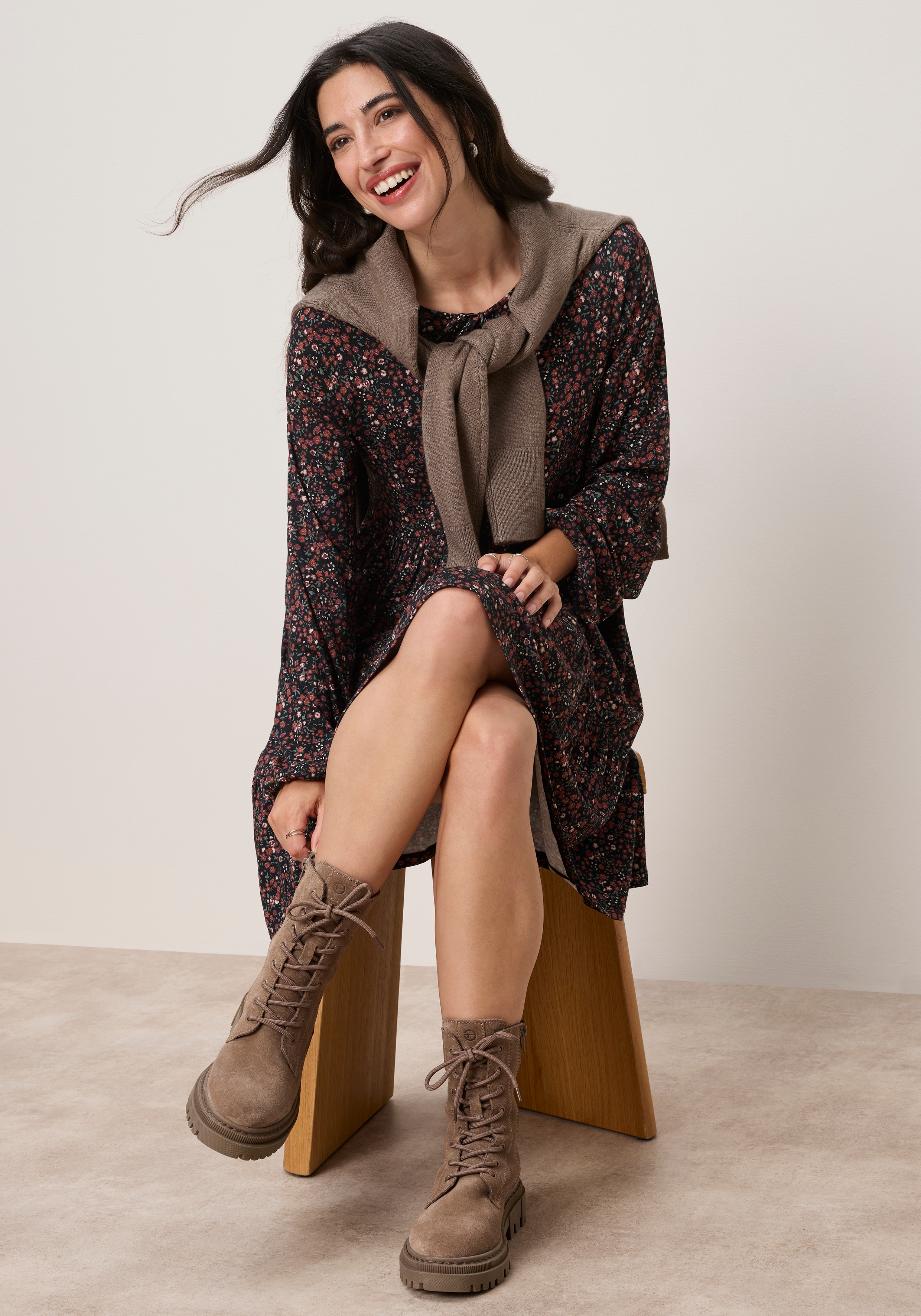Tamaris Jerseykleid "mit figurbetonter Passform, Mini-Länge, geblümte Optik" mit modernen Schleifen-Details