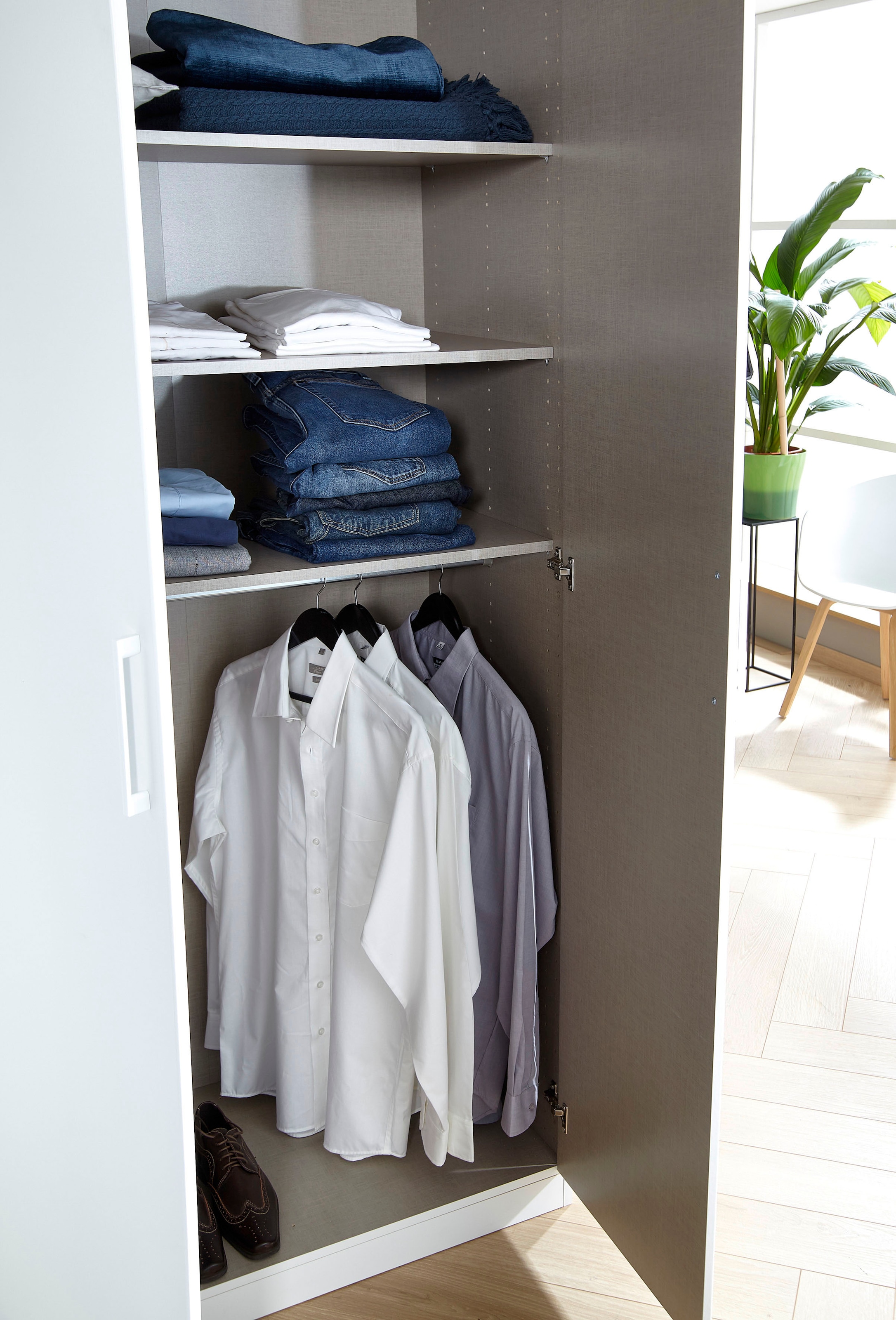 rauch Kleiderschrank »Schrank Mehrzweckschrank Garderobenschrank Schlafzimmer Möbel THOR« 3 verschiedene Ausstattungen BASIC/CLASSIC/PREMIUM (inkl. SOFT-CLOSE),  mit farblich passenden, modernen Metallgriffen MADE IN GERMANY
