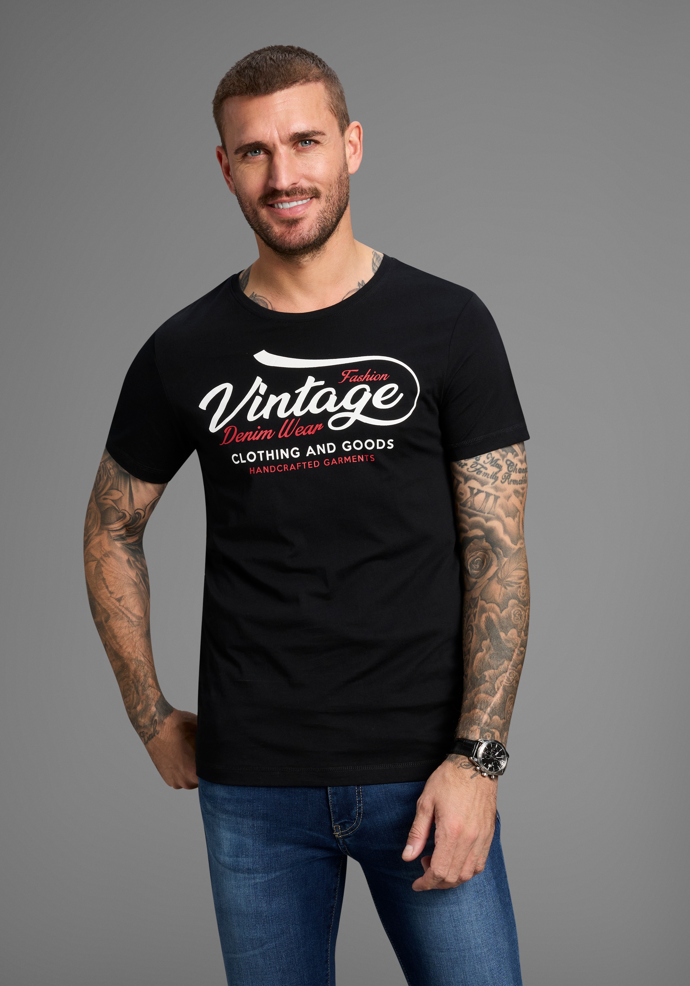 AJC T-Shirt, kurzärmelig, schmal geschnitten, mit stylischem Druck günstig online kaufen