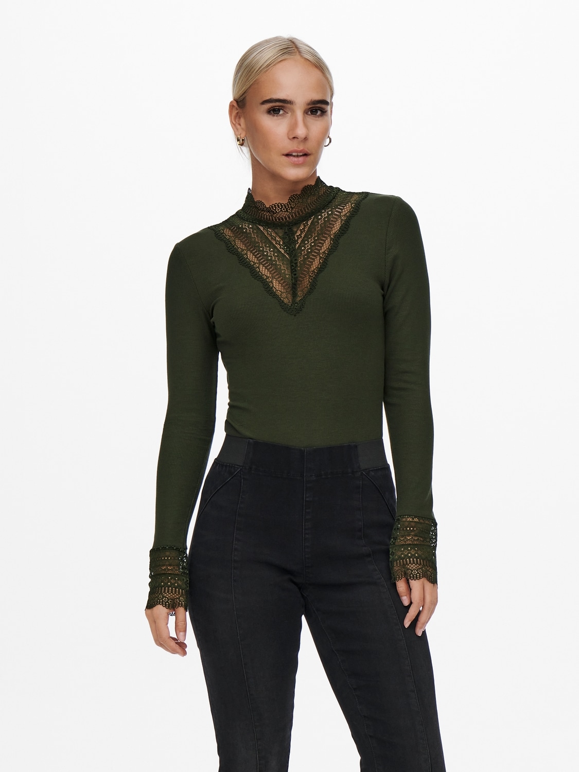 ONLY Spitzenshirt "ONLTILDE L/S HIGH NECK LACE TOP JRS" Viskosemischung, mit Spitze