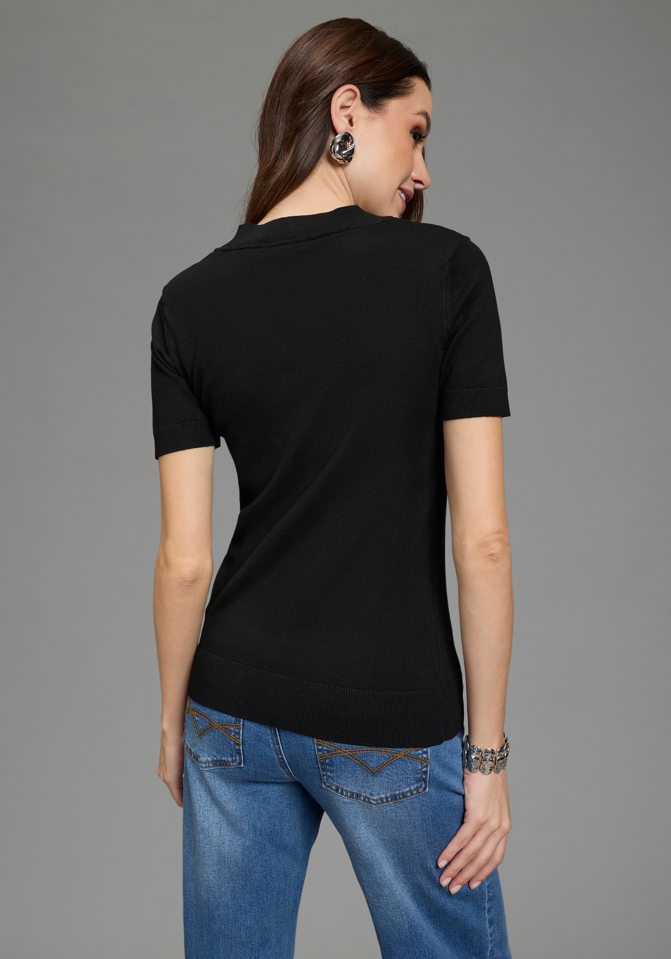 Bruno Banani Kurzarmpullover mit modischem Cut-Out und Schmuck-Detail