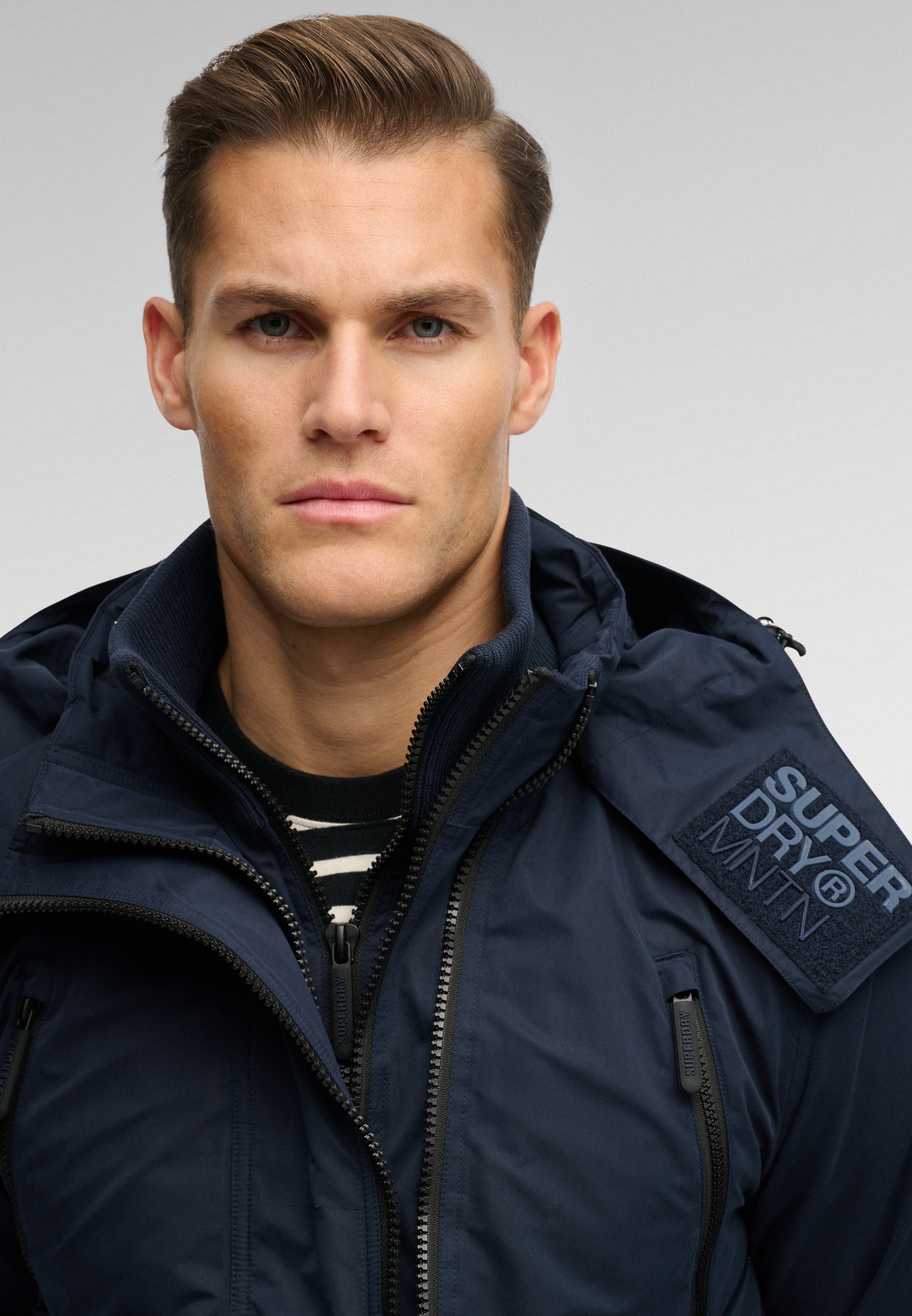 Superdry Outdoorjacke »HOODED MF ARCTIC WINDCHEATER« mit Kapuze Kunstfaser, loose fit