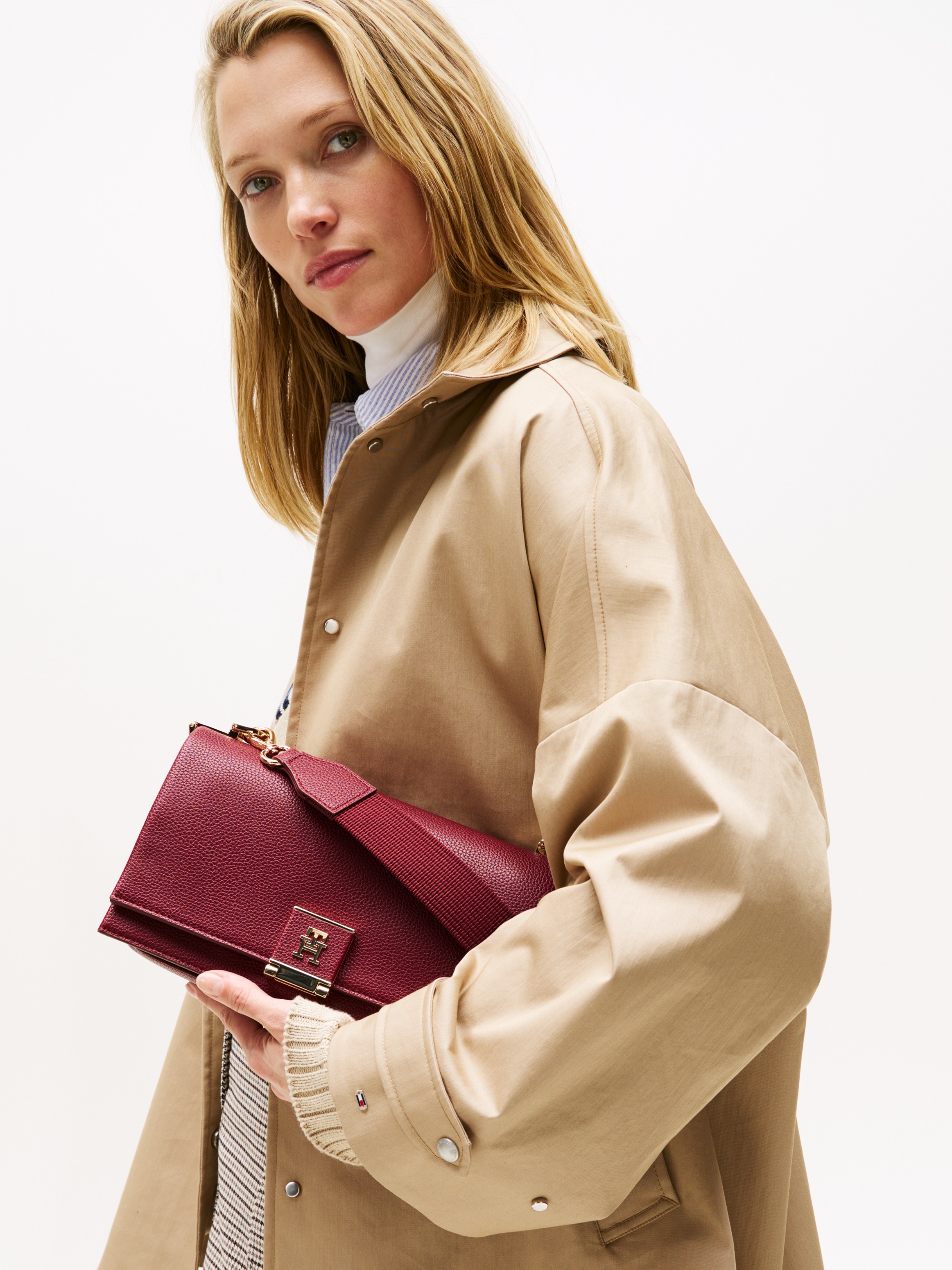 Tommy Hilfiger Umhängetasche »TH HER MED CROSSOVER«, Damen Tragetasche, Schultertasche mit goldfarbenem Steckverschluss