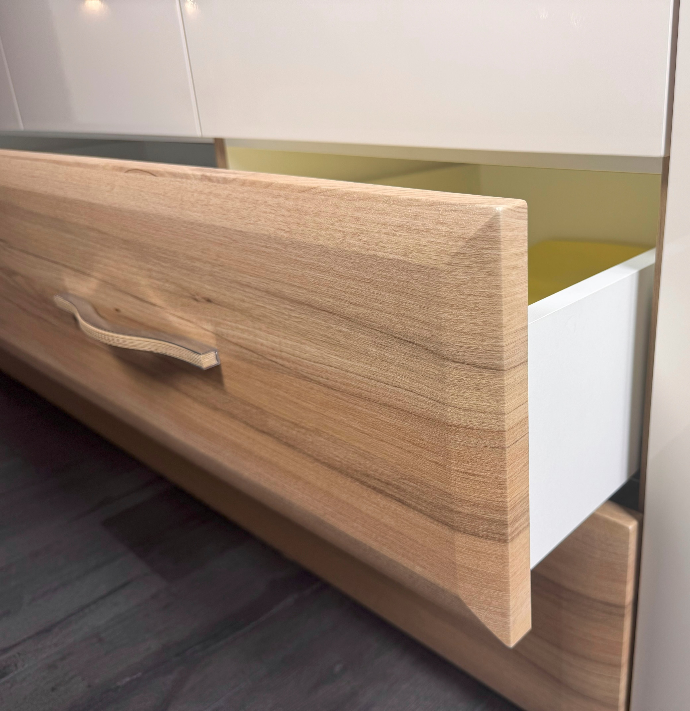 Home affaire Kleiderschrank »Gala, beige hochglänzend UV lackiert, kratzfest, FSC-zertifiziert«, (abgerundete Schubladen aus MDF im Holzdekor, soft-close), mit Beleuchtung und Passpartourahmen, hoher Schrank (224cm), 4 Breiten
