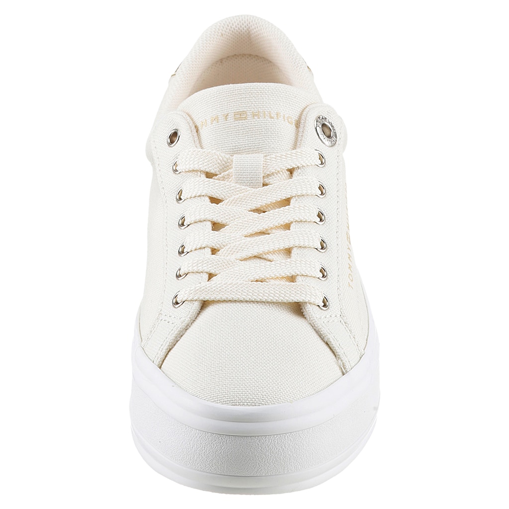 Tommy Hilfiger Plateausneaker »ESSENTIAL VULC CANVAS SNEAKER«, Kontrastbesatz in Metallicoptik, Freizeitschuh, Halbschuh, Schnürschuh