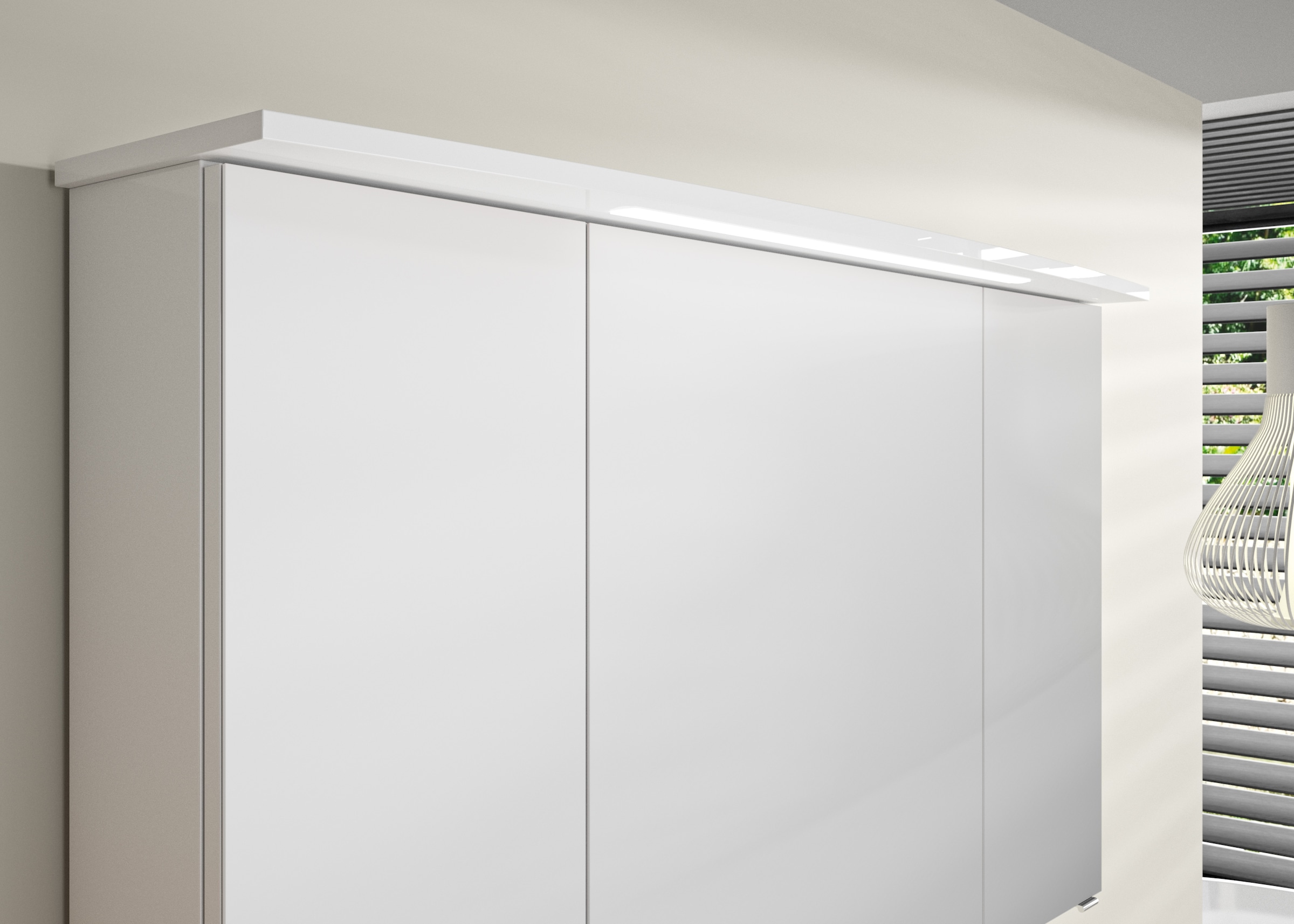 Saphir Badezimmerspiegelschrank »Serie 4010 Badezimmer-Spiegelschrank inkl. LED-Beleuchtung im Kranz«, Badschrank 142 cm breit, 3 Türen, 6 Glas-Einlegeböden, inkl Türdämpfer