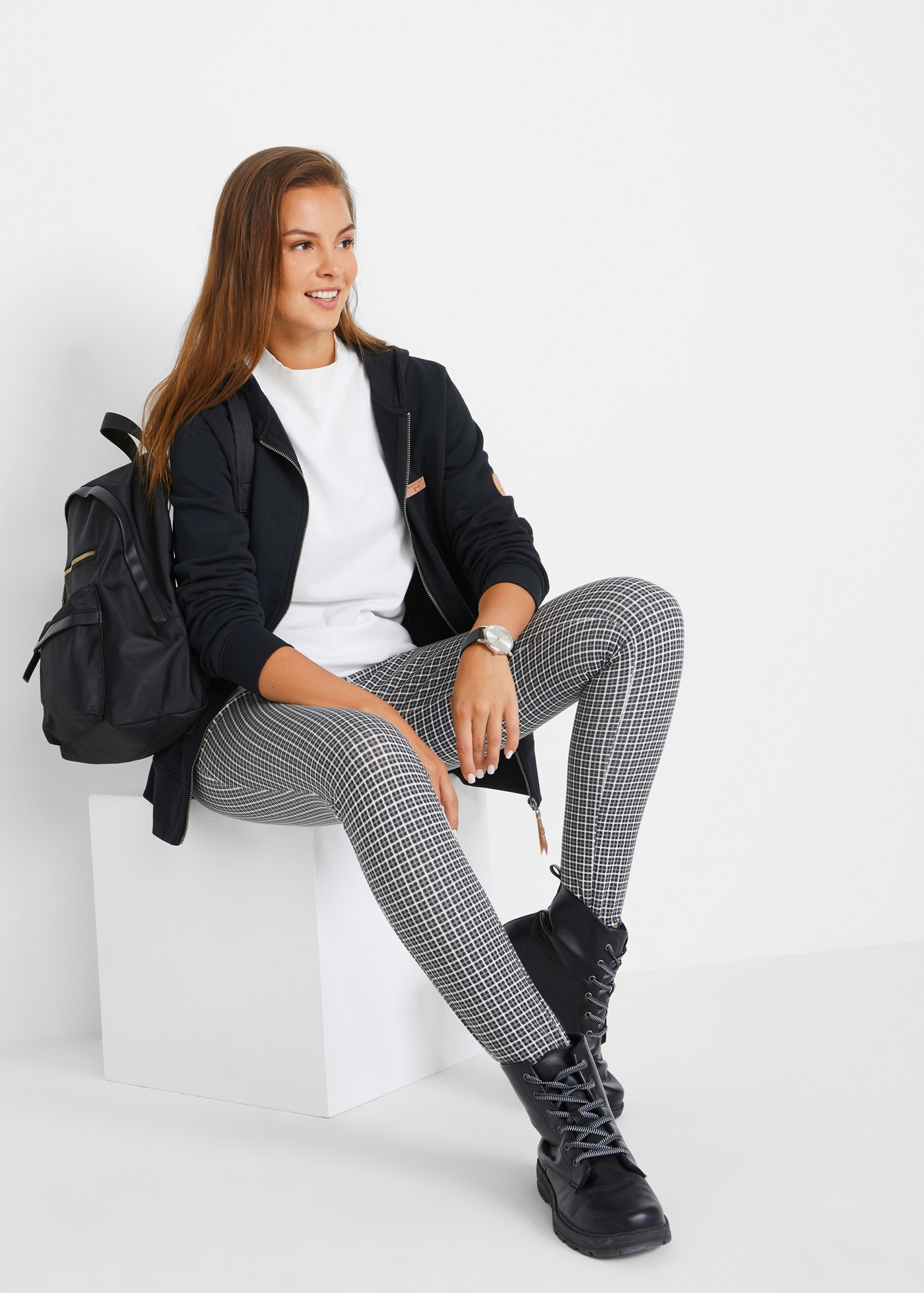 bonprix Kapuzensweatjacke mit Kängurutasche