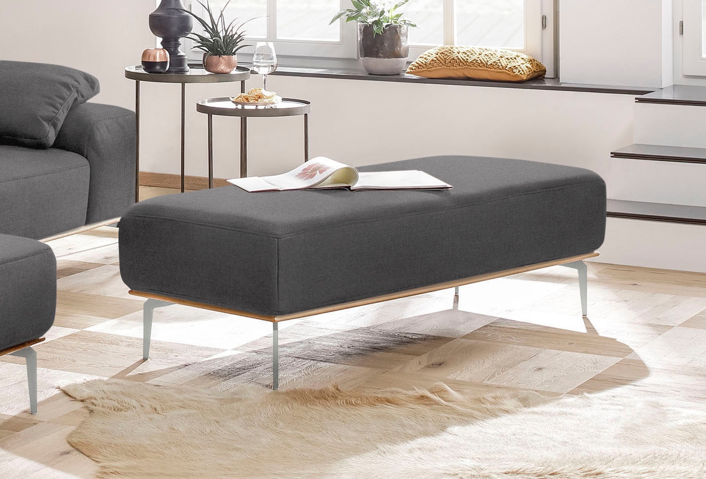 W.SCHILLIG Polsterhocker mit elegantem Holzsockel, Füße in Chrom glänzend, Breite 150 cm