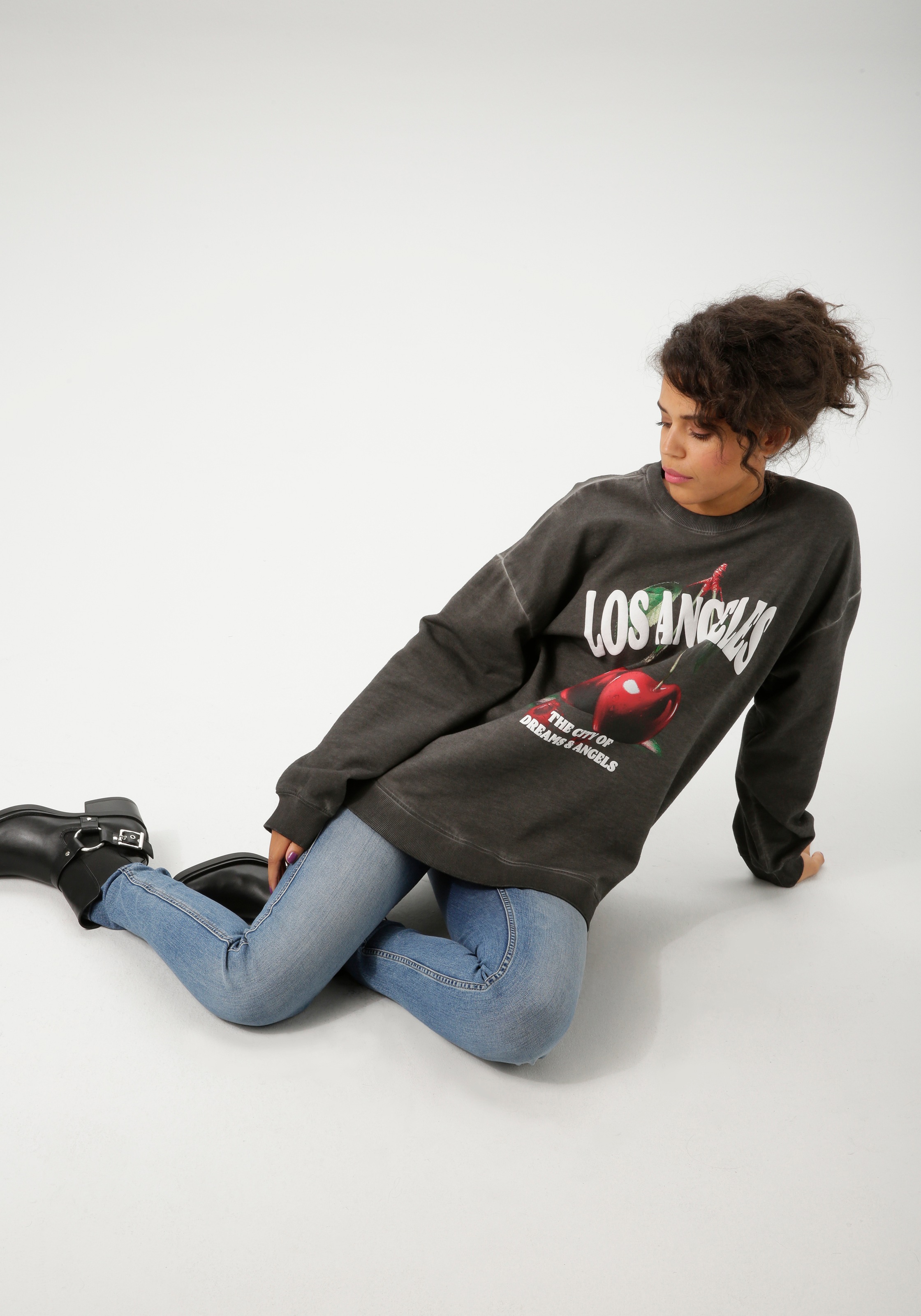 Aniston CASUAL Sweatshirt, mit knackigen Kirschen und Schriftzügen bedruckt - NEUE KOLLEKTION