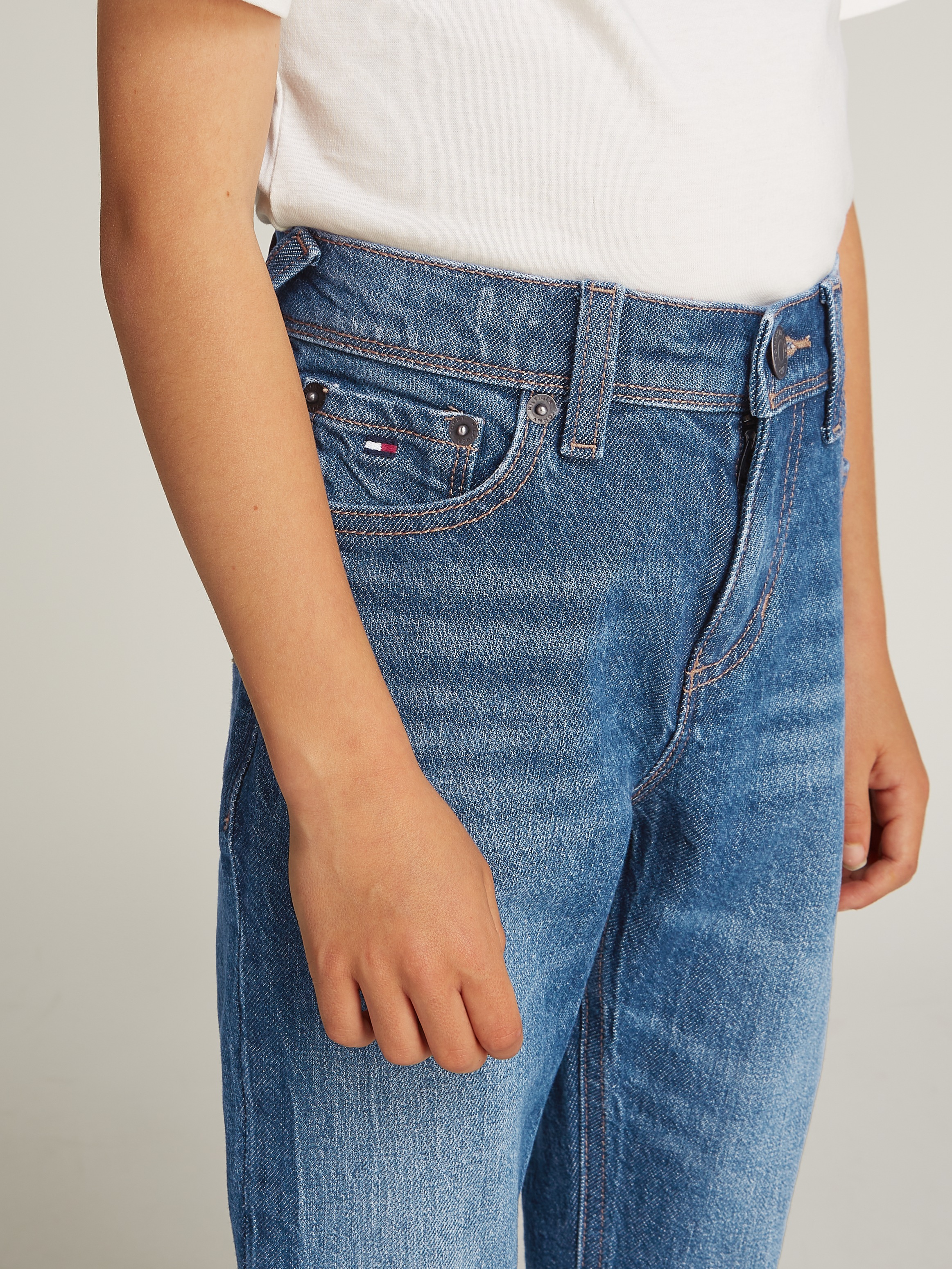 Tommy Hilfiger Straight-Jeans »SCANTON Y«, mit Logo-Stickereien, Badge