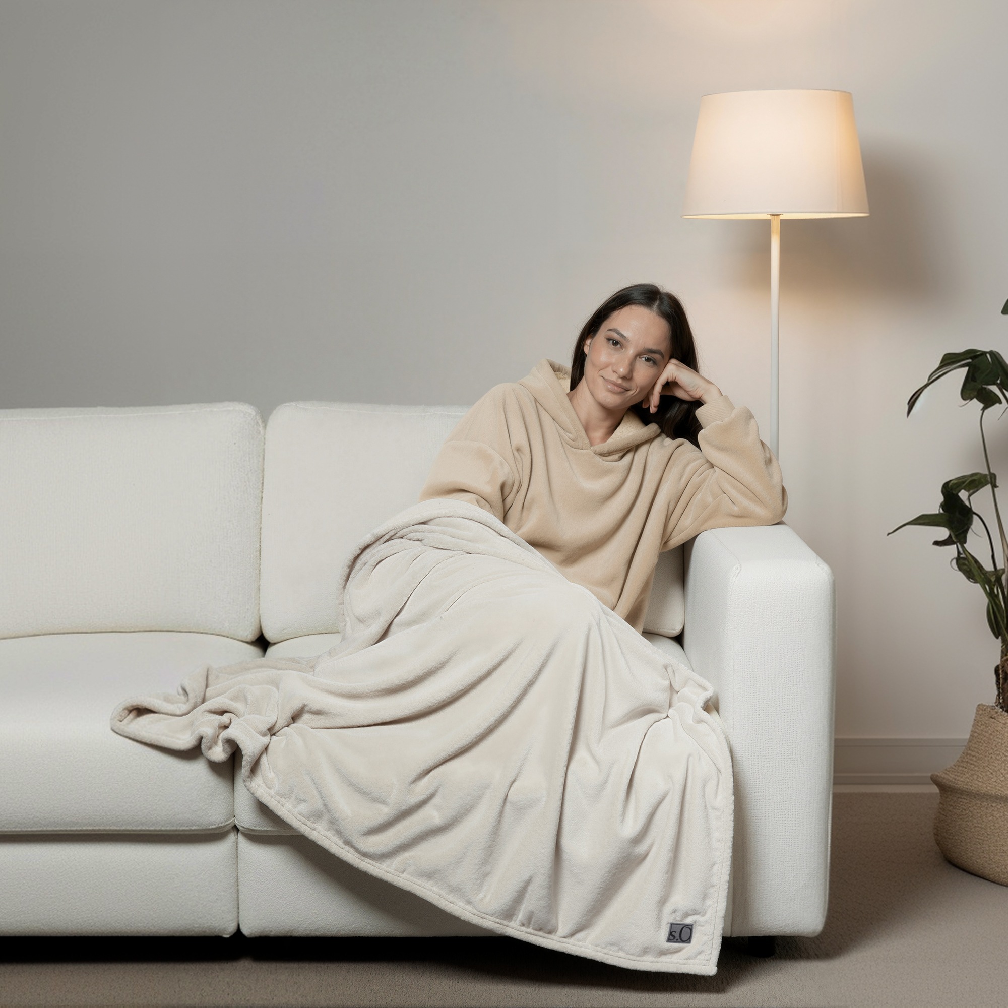 s.Oliver Wohndecke »s.Oliver Lounge Hoodie« mit Kapuze, Ärmeln und Tasche