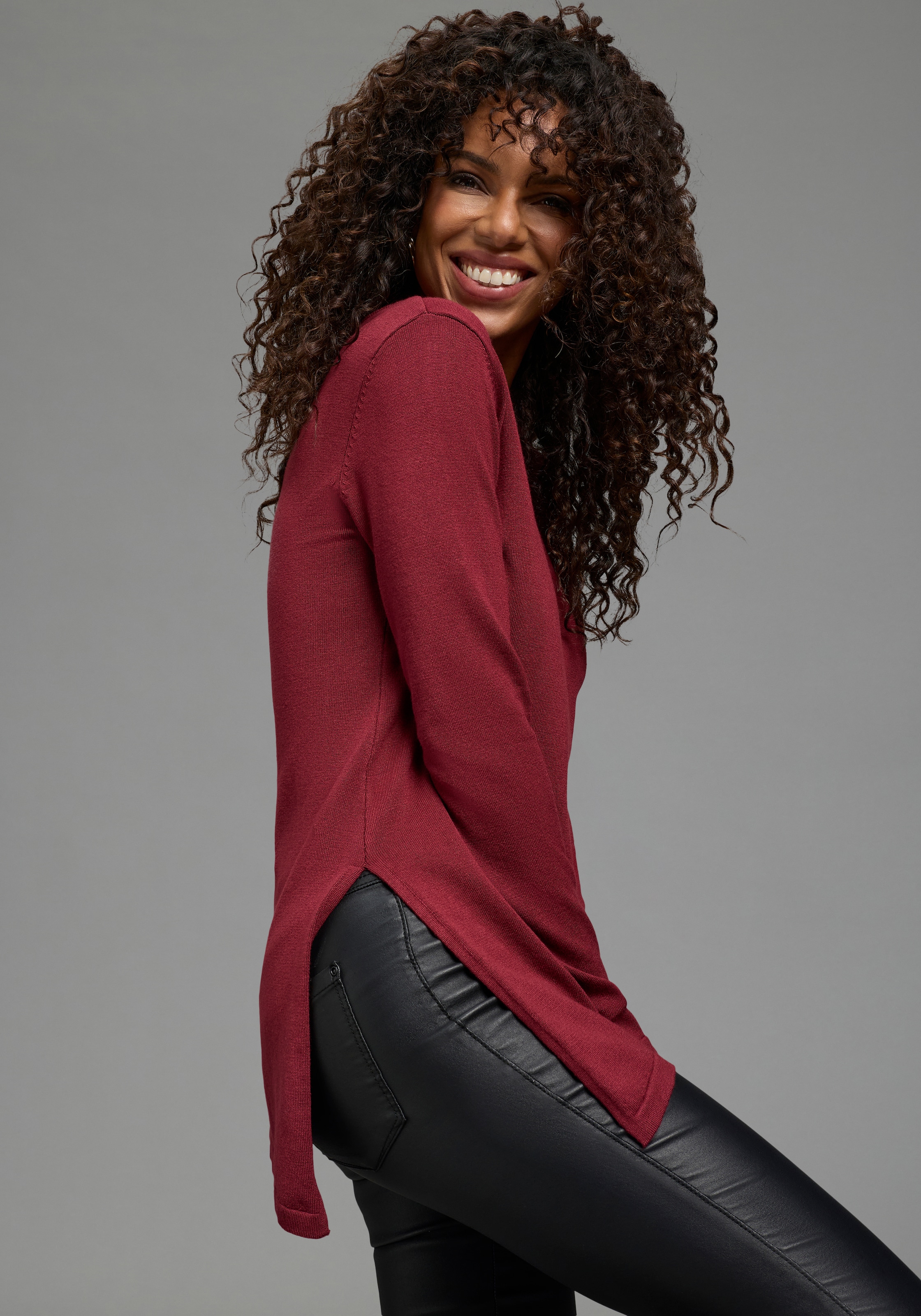 Bruno Banani Strickpullover »mit asymmetrischem Saum und seitlichem Schlitz« Rundhalsausschnitt, hüftbedeckende Länge, figurbetonte Passform