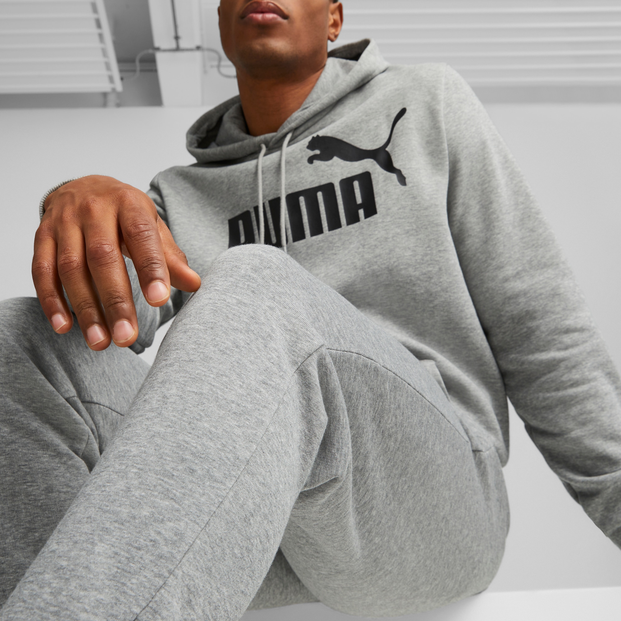 PUMA Trainingshose »ESS LOGO PANTS TR CL«, Jogginghose, French Terry Qualität