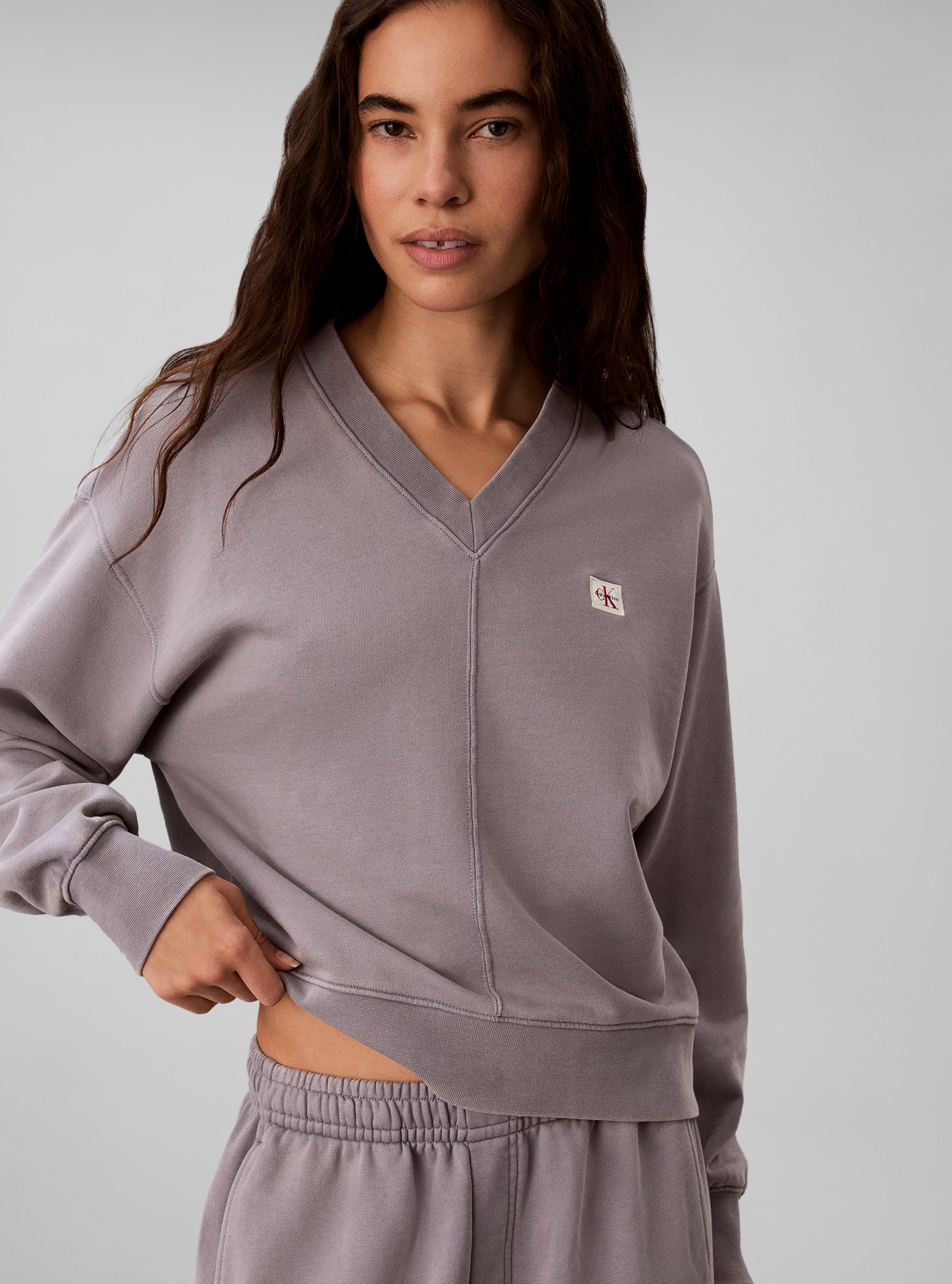 Calvin Klein Jeans Sweatshirt "WOVEN LABEL TERRY V-NECK", Regular fit mit V-Ausschnitt