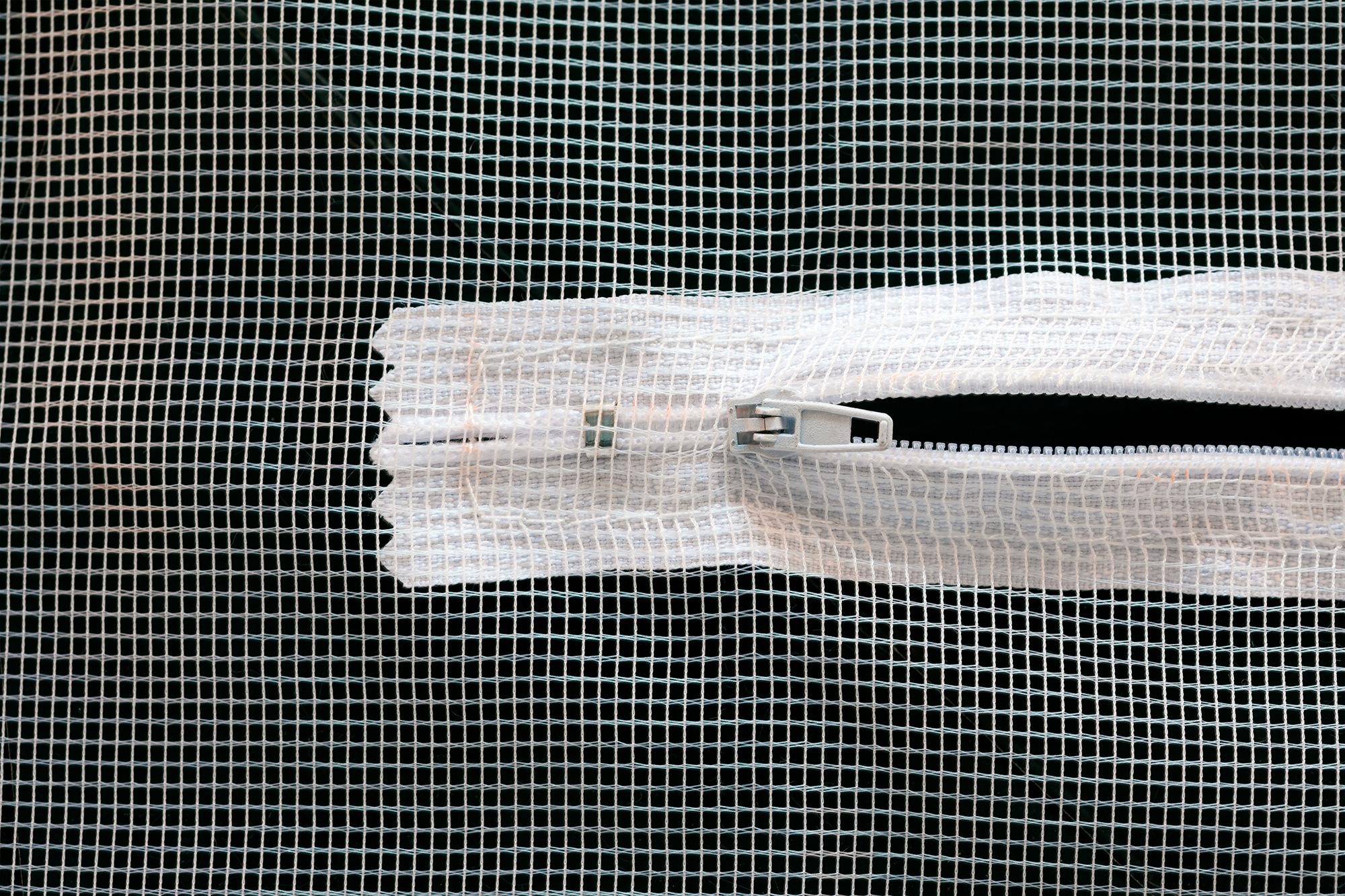 SCHELLENBERG Fliegengitter-Gewebe »für Dachfenster mit Reißverschluss«, Insektenschutz ohne bohren, 150 x 180 cm, anthrazit und weiß