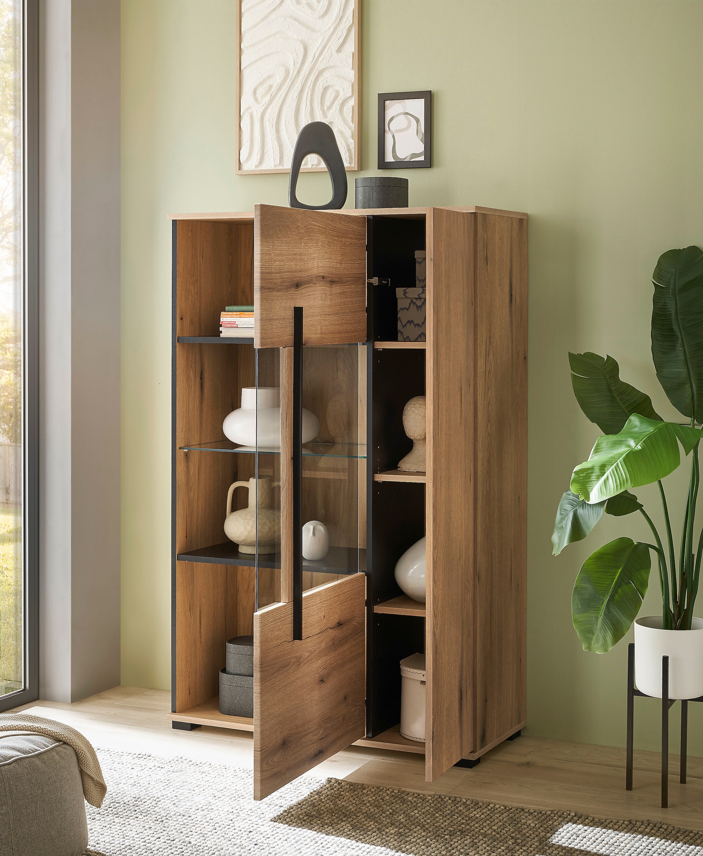 INOSIGN Vitrine »Cantara, Vitrinenschrank in Eiche Evoke oder weiß, Standvitrine«, schwarzer Stangengriff, ausreichend Stauraum, vielseitig einsetzbar