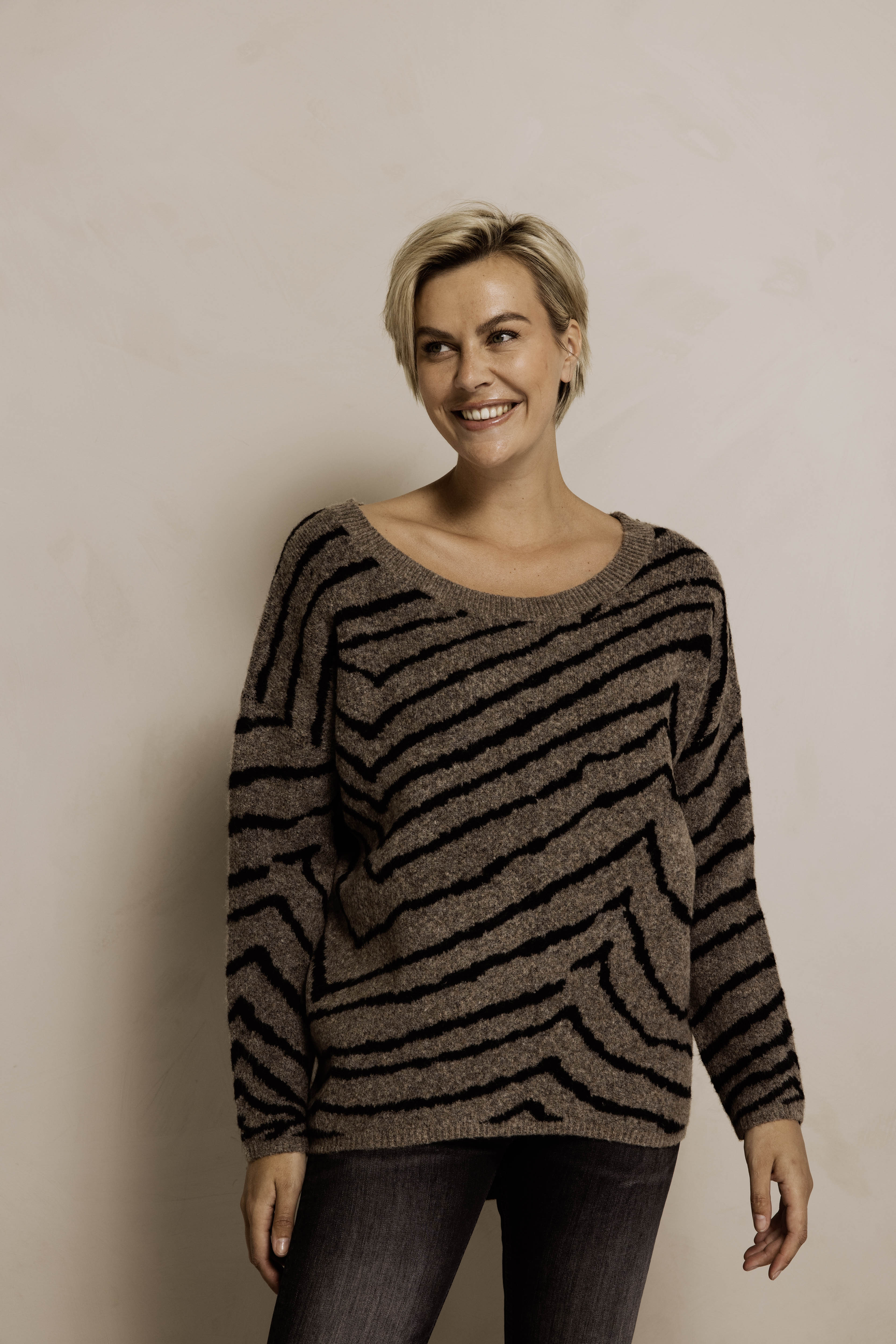 Zhrill Strickpullover "ZHNINA ZEBRA" ohne Kragen, aus Polyacryl, Polyester, Wolle und Elasthan