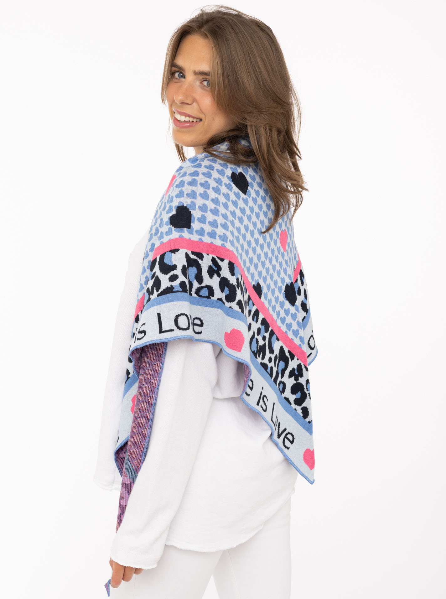 Thumbnail - Zwillingsherz Dreieckstuch "Love is Love" Feinstrick, Schriftzug, Animal-Muster, wärmend