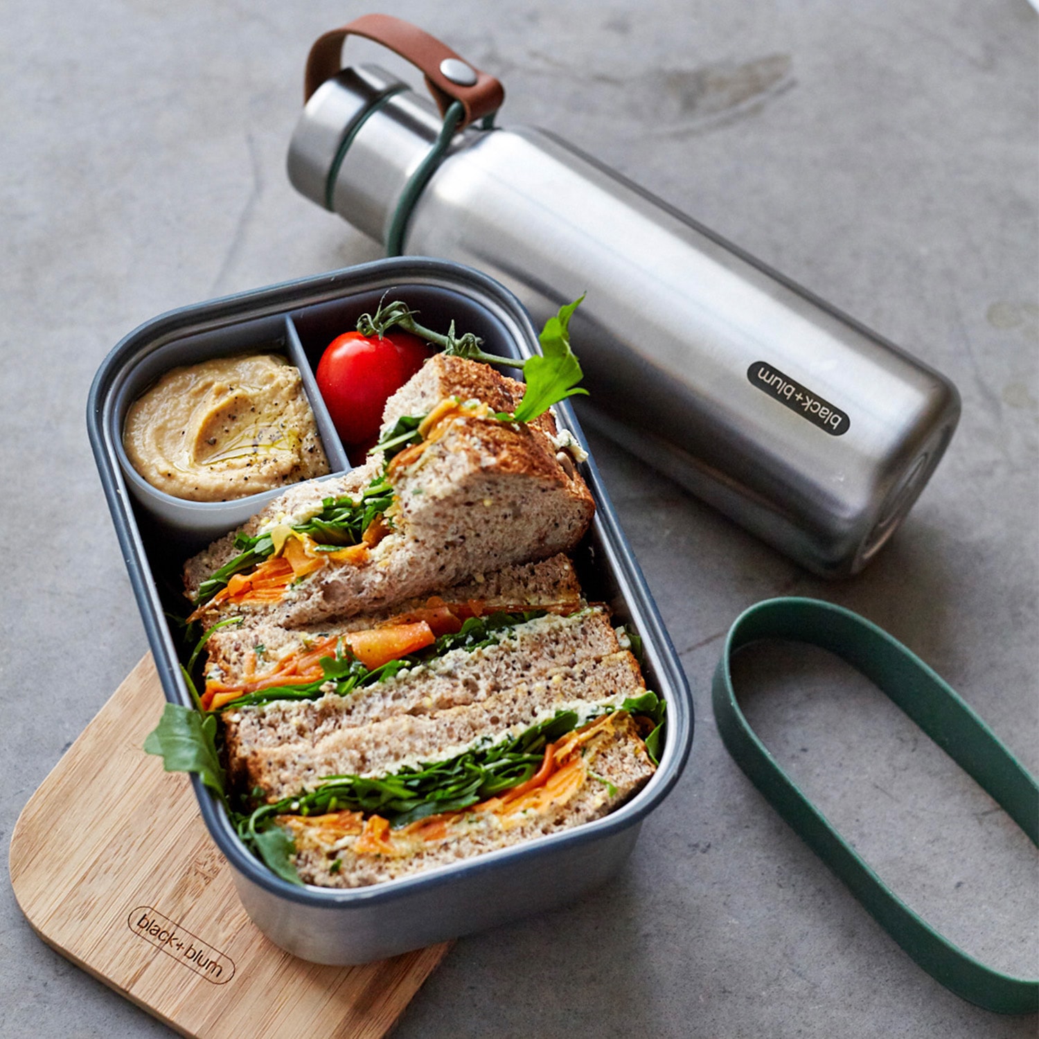 black+blum Isolierflasche »Insulated Bottle«, Edelstahl, Tragschlaufe aus Kunstleder, 500 ml
