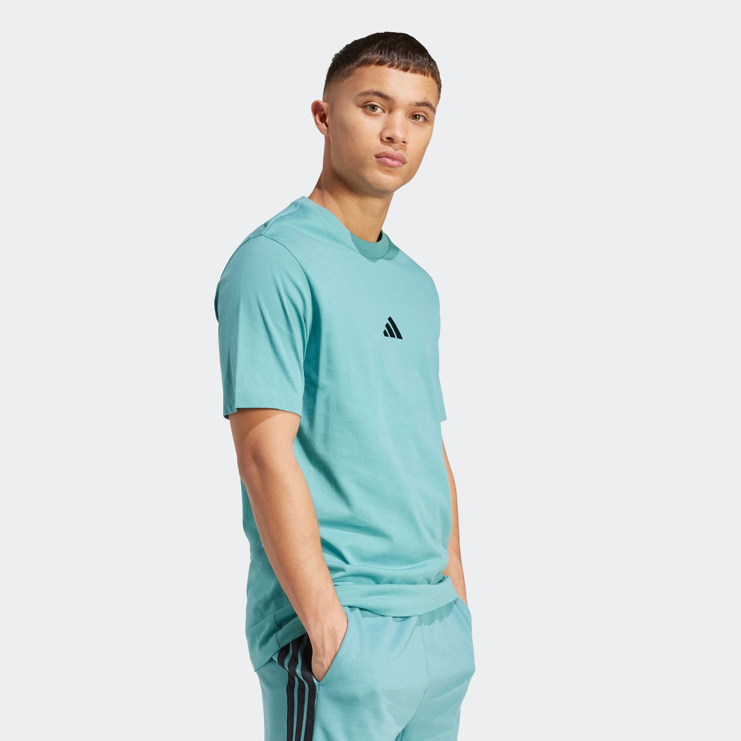 T-Shirt ADIDAS SPORTSWEAR "ESSENTIALS SMALL LOGO SINGLE JERSEY", Herren, Gr. M, powder teal, schwarz, Obermaterial: 100% Baumwolle, normal, Rundhals, Shirts T-Shirt, sportliches Kurzarmshirt, mit Rundhalsausschnitt