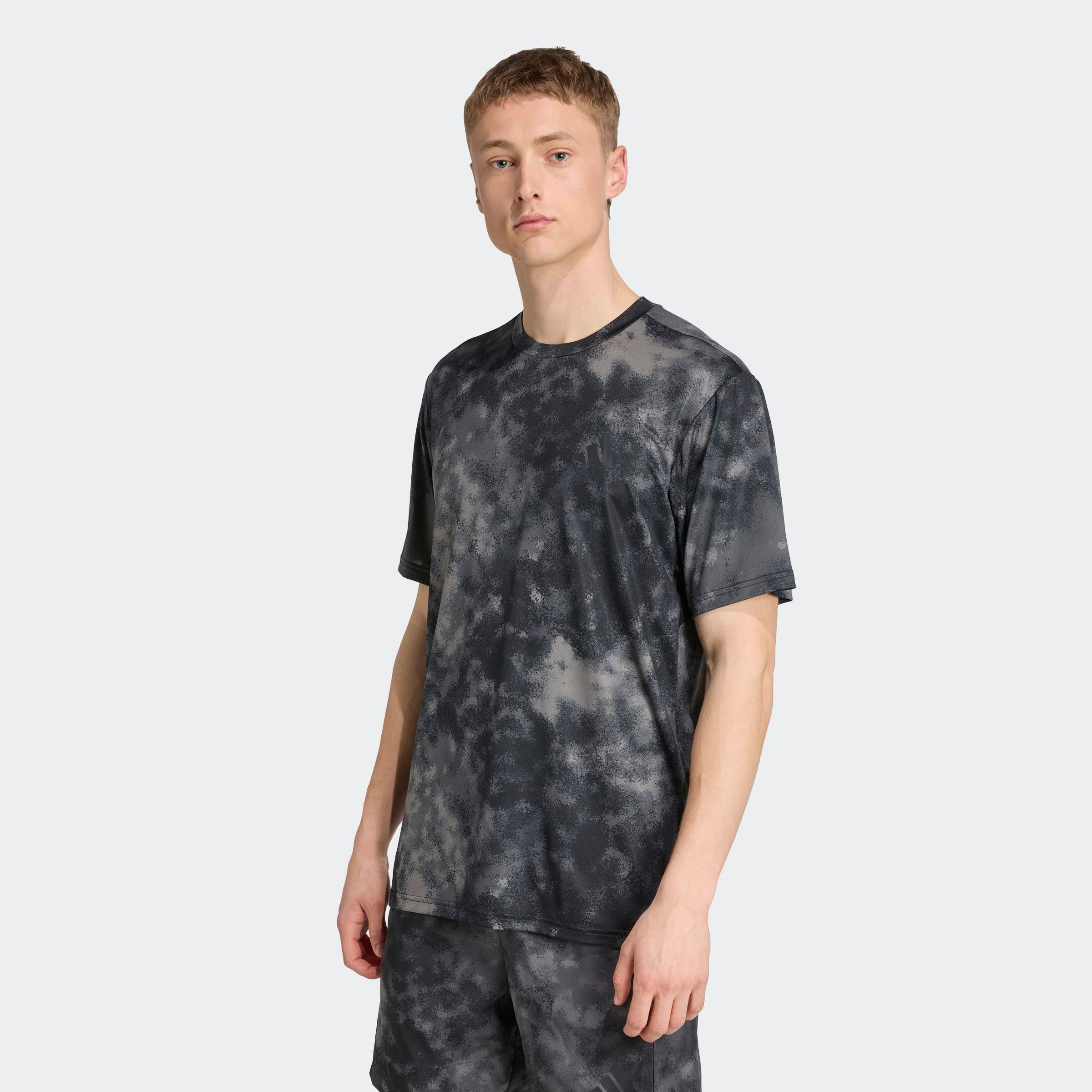 adidas Performance T-Shirt "TRAIN ESSENTIALS SEASONAL ALLOVER-PRINT" sportlicher Stil, Alloverprint im Camouflage-Look, schnell trocknend