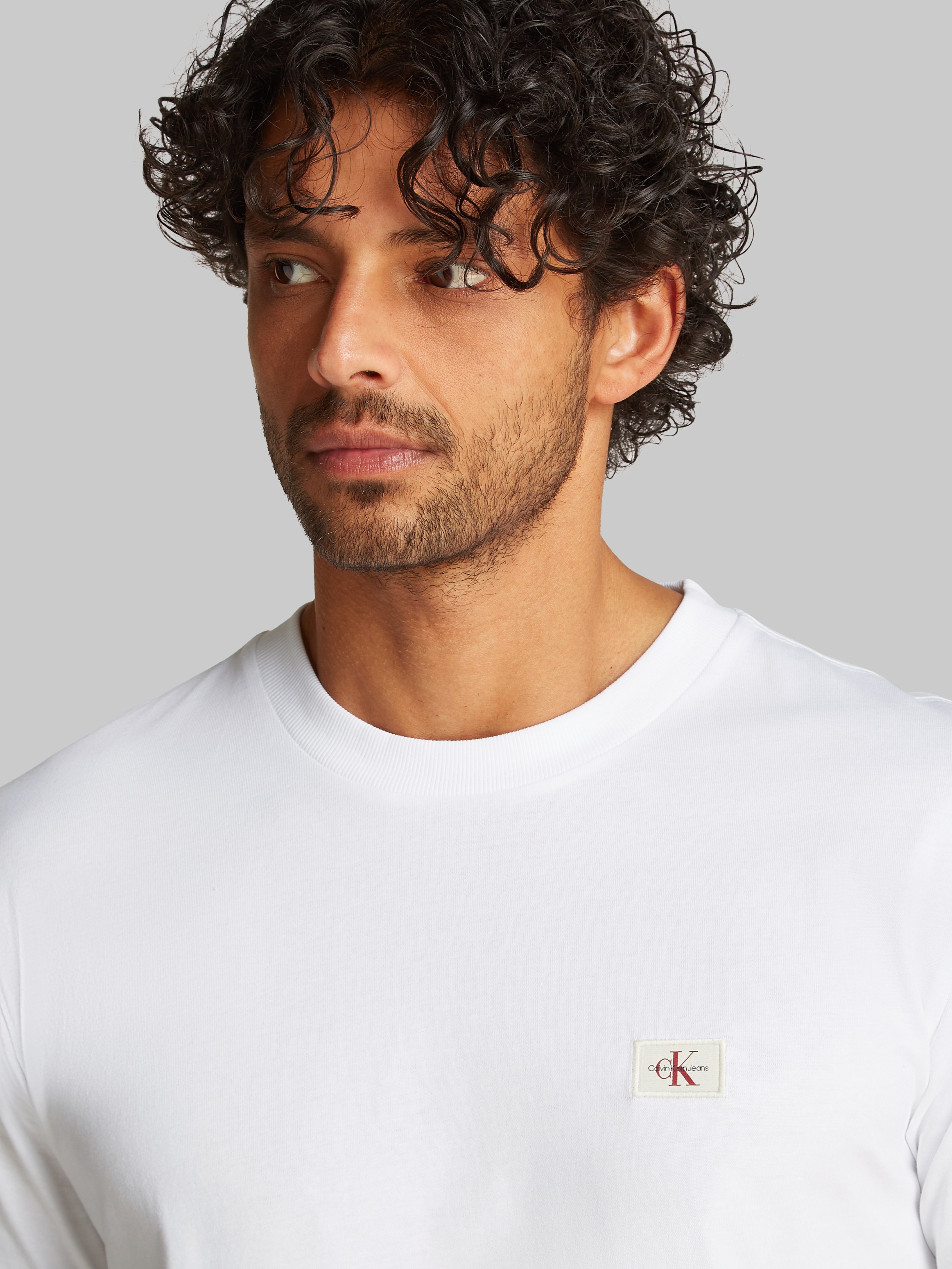 Calvin Klein Jeans Rundhalsshirt »WOVEN LABEL REGULAR TEE«, Logostickerei