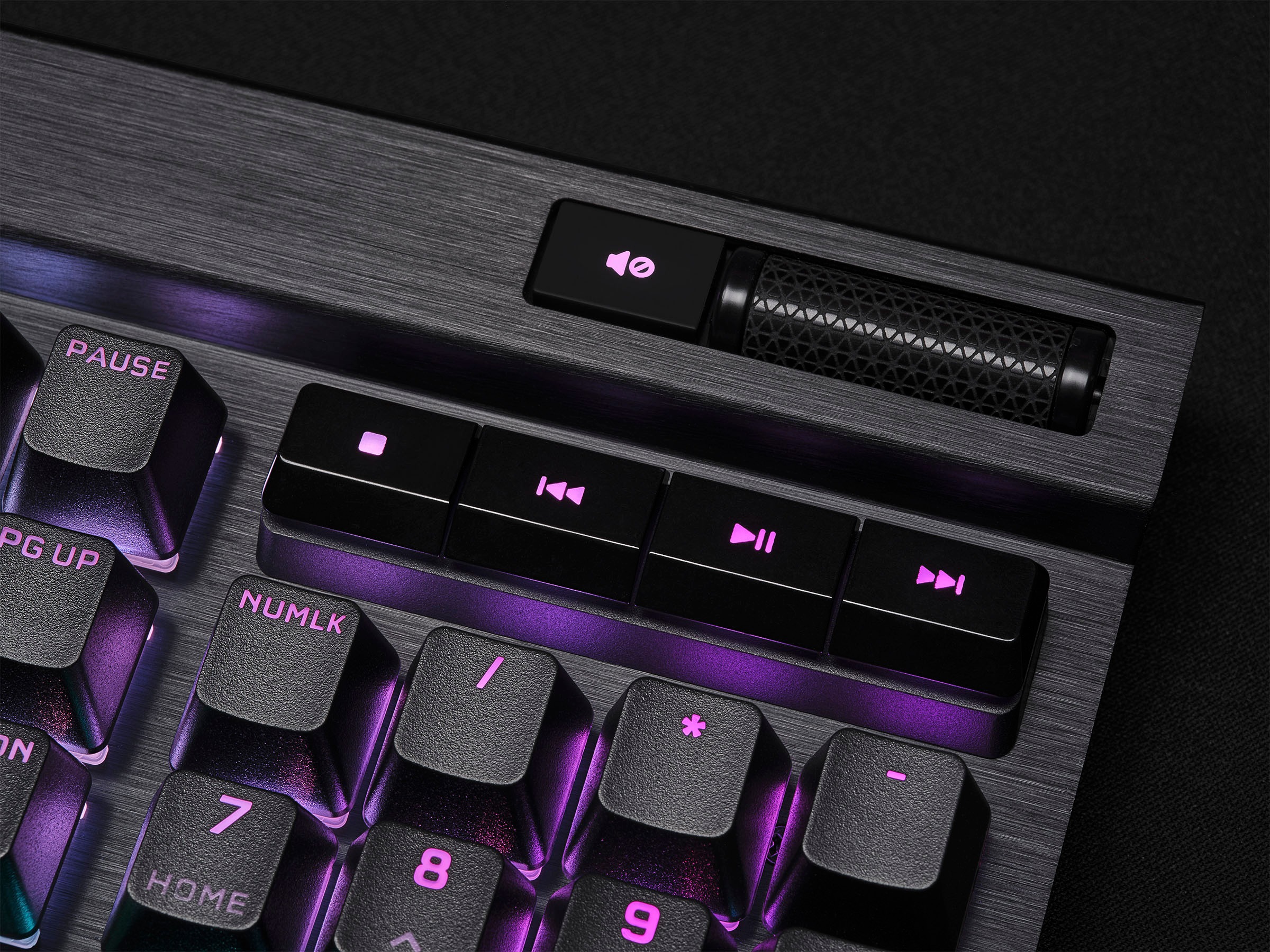 Corsair Gaming-Tastatur »K70 RGB PRO MX RED«, (Lautstärkeregler-Fn-Tasten-Multimedia-Tasten-USB-Anschluss-Ziffernblock-Windows-Sperrtaste-Handgelenkauflage)