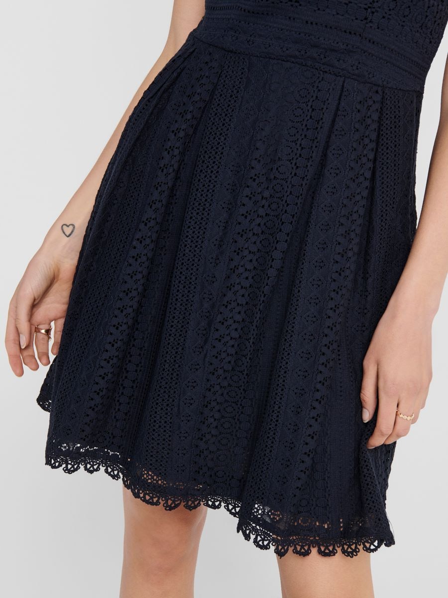 ONLY Trägerkleid »ONLHELENA LACE S/L SHORT DRESS WVN«, mit Spitzen-Detail
