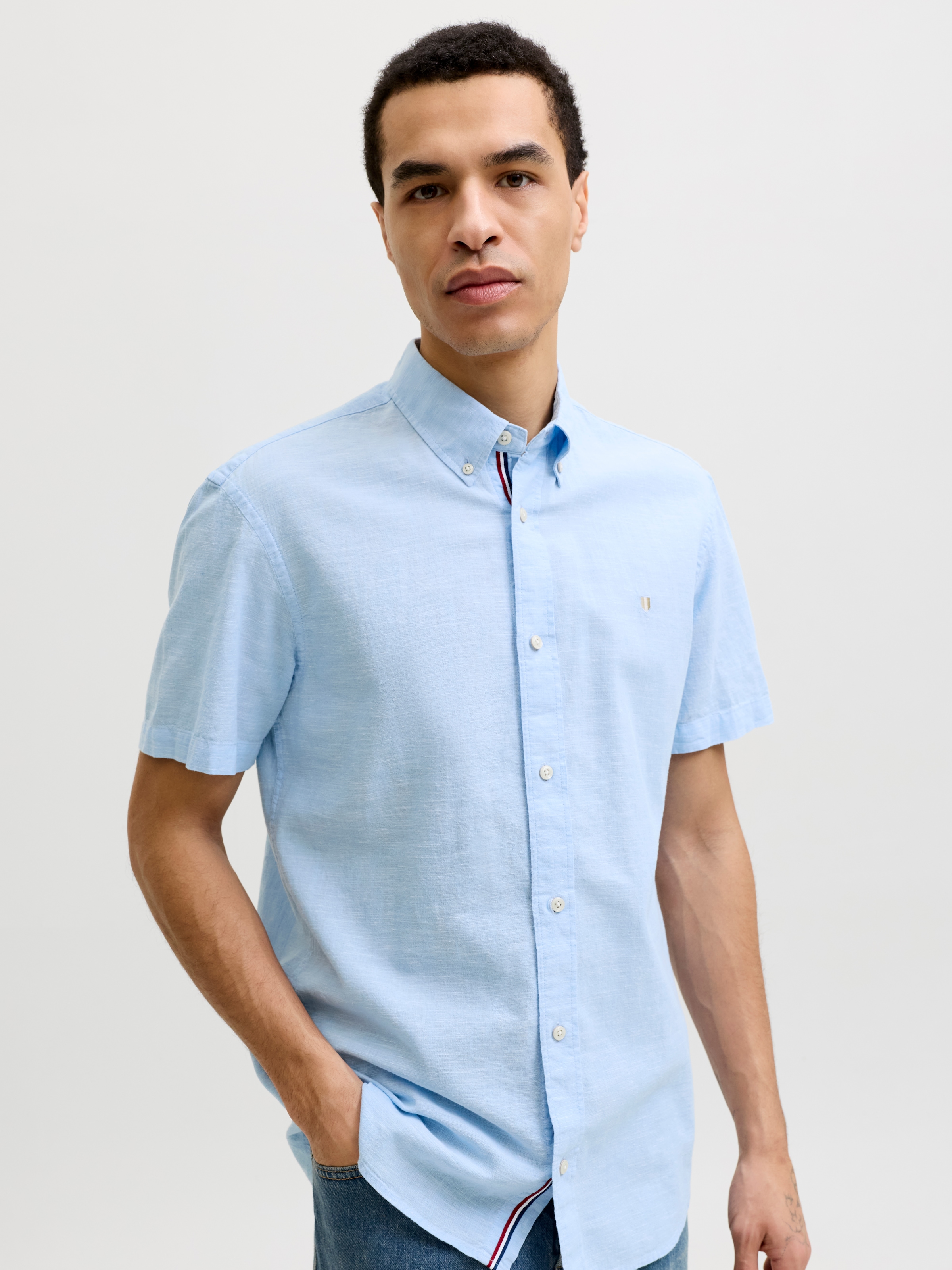 Jack & Jones Kurzarmhemd »JPRBLUSUMMER LIN. BL. SHIELD SS SHIRT SN« mit Stickerei