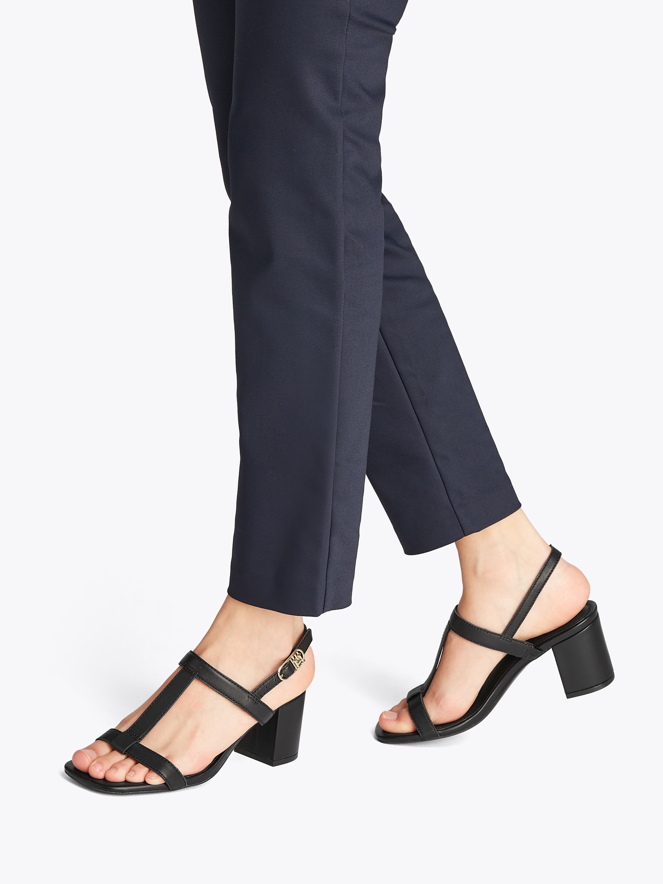 Tommy Hilfiger Sandalette »LEATHER BLOCK HEEL SANDAL«, Blockabsatz, Abendschuh, Partyschuh mit verstellbarer Schnalle