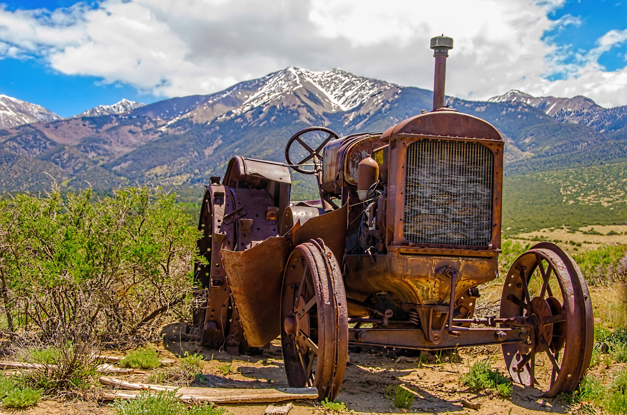 Papermoon Fototapete »OLDTIMER-LANDSCHAFT BERGE GEBIRGE VINTAGE AUTOS CARS«