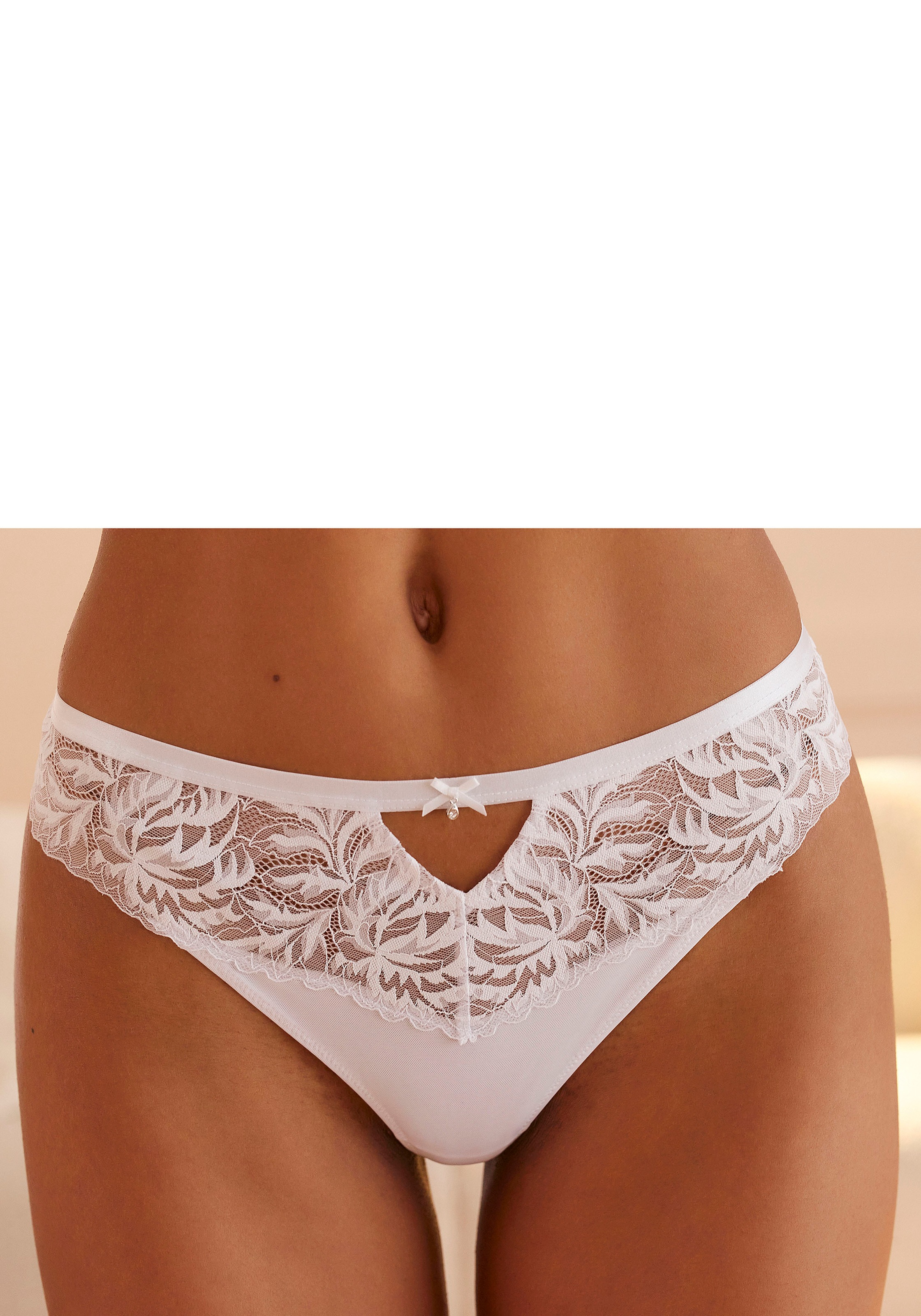 LASCANA String mit floraler Spitze und Cut-Out