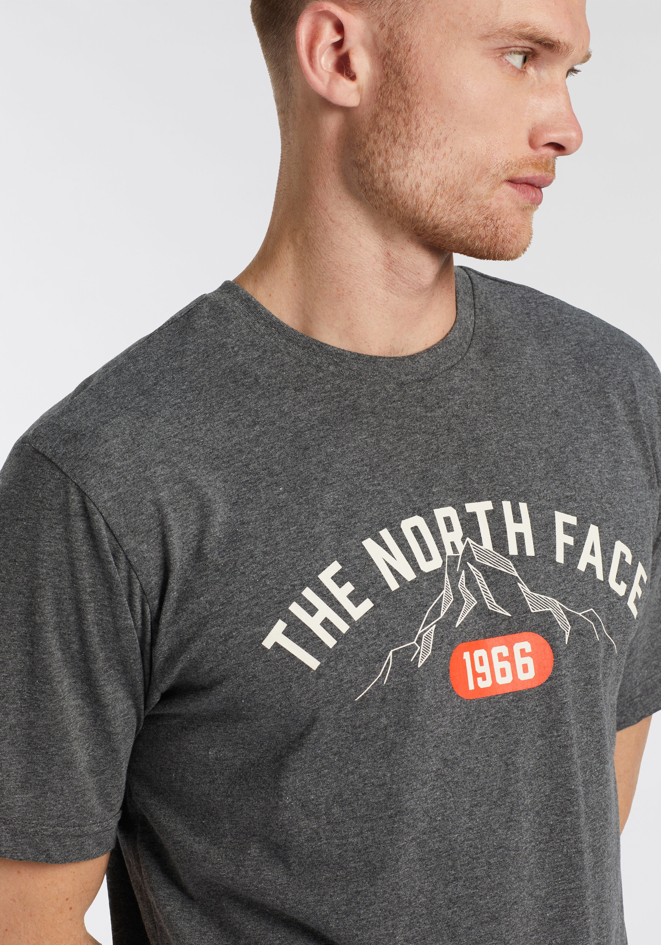 Thumbnail - The North Face T-Shirt sportlicher Stil, Kurzarm-Design, Rundhalsausschnitt, Logodruck