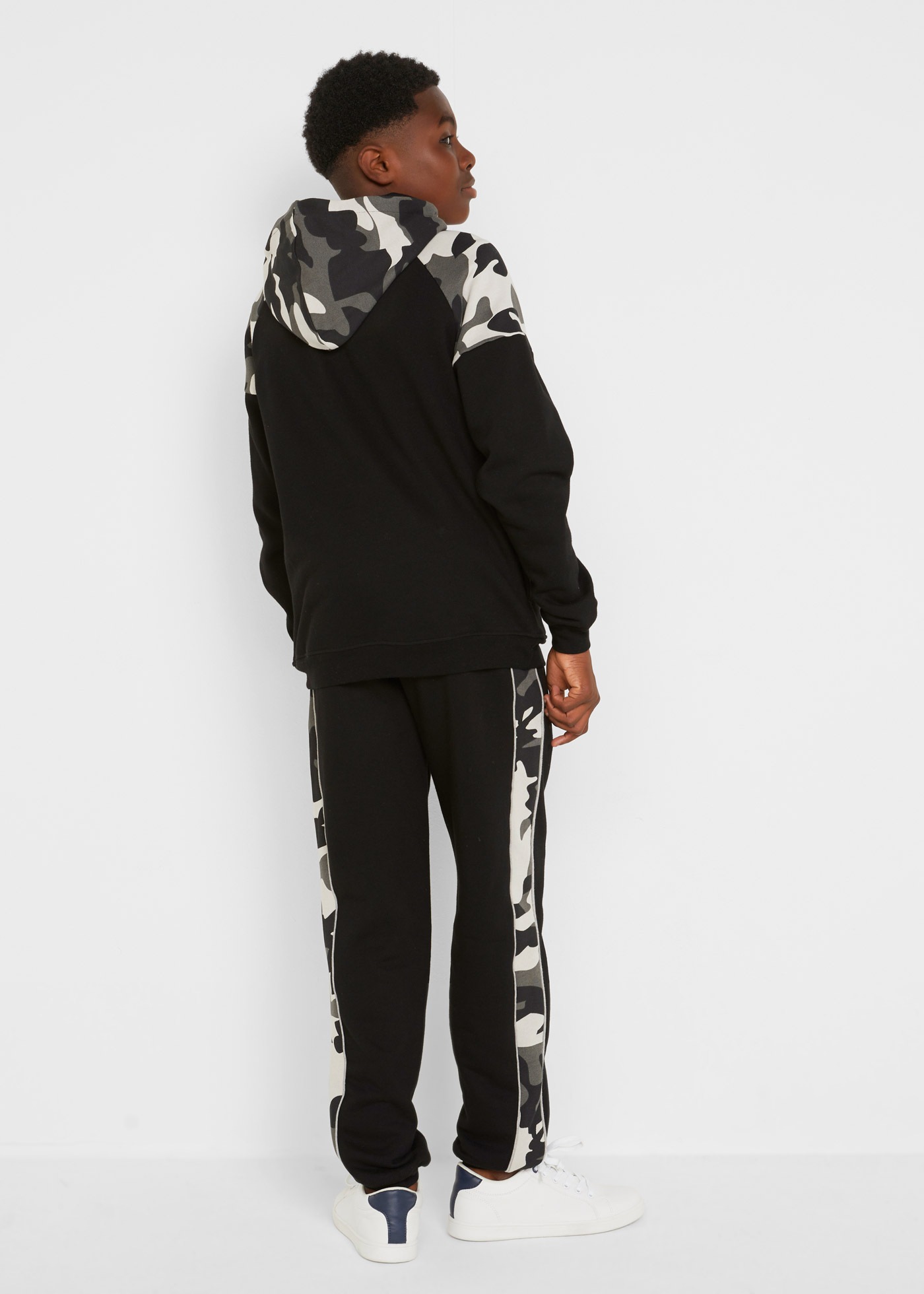 Thumbnail - bonprix Langarmshirt & Hose "Sweatshirt & Jogginghose" Set, 2 mit Tarn-Print, Colorblocking-Einsätzen und mit bequemen R...