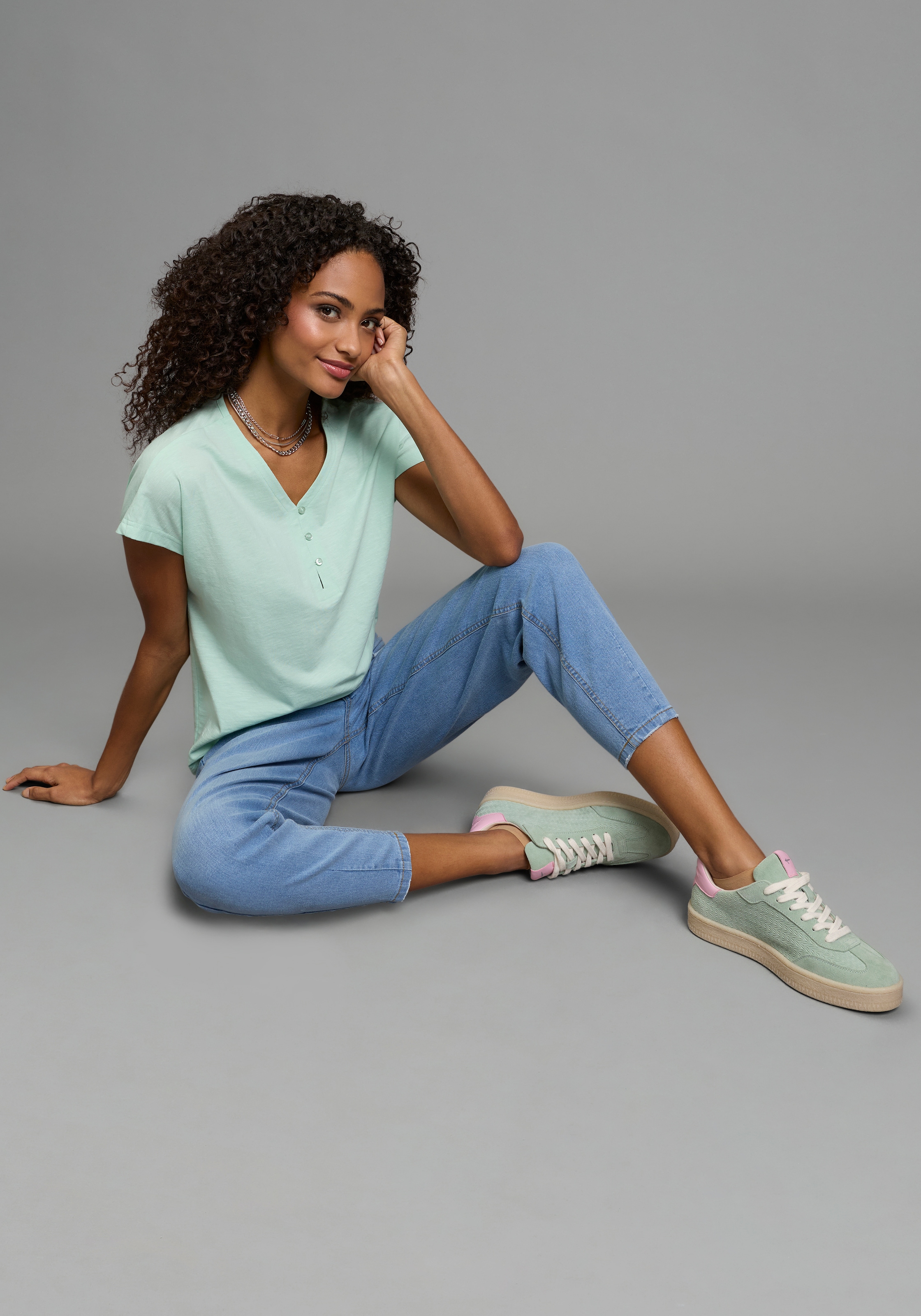 Flashlights V-Shirt V-Ausschnitt, mit Knopfleiste, figurumspielende Passform