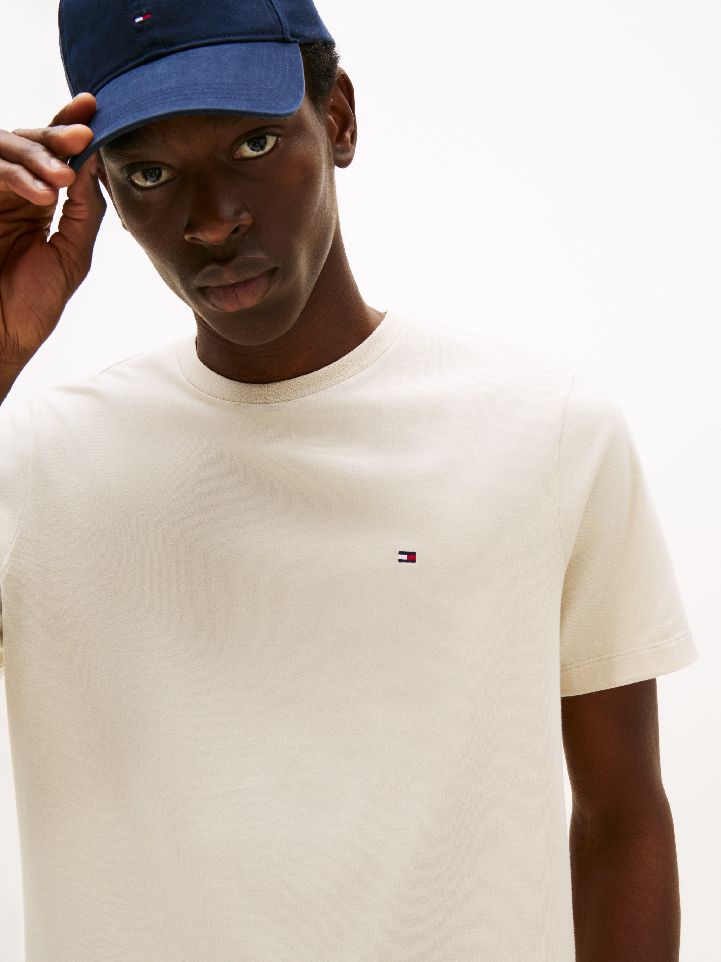 Tommy Hilfiger T-Shirt "ESSENTIAL REG FIT SOLID TEE mit Stickerei und Rundh günstig online kaufen