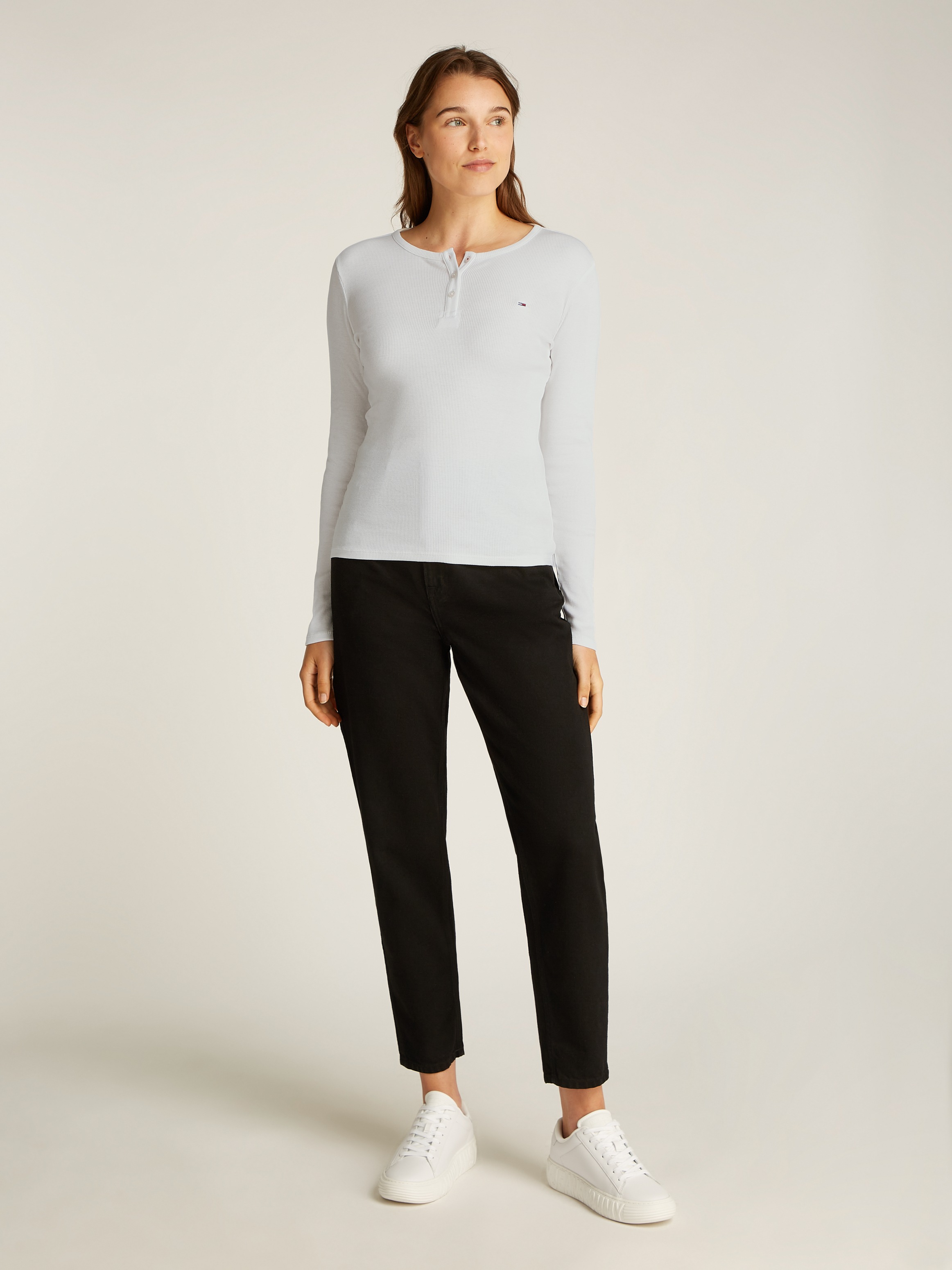 Tommy Jeans Curve Langarmshirt »TJW SLIM BUTTON RIB«, in Großen Größen, Rippoptik, mit Loogstickerei